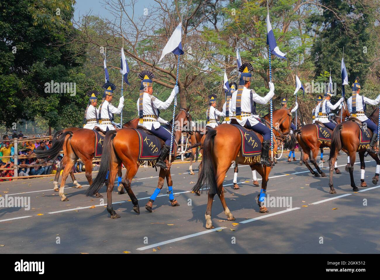 Kolkata, Bengale-Occidental, Inde - 26 janvier 2020 : les officiers de la police montée de Kolkata (KMP) marchent sur leurs chevaux avec des drapeaux en mains, pour Ind Banque D'Images