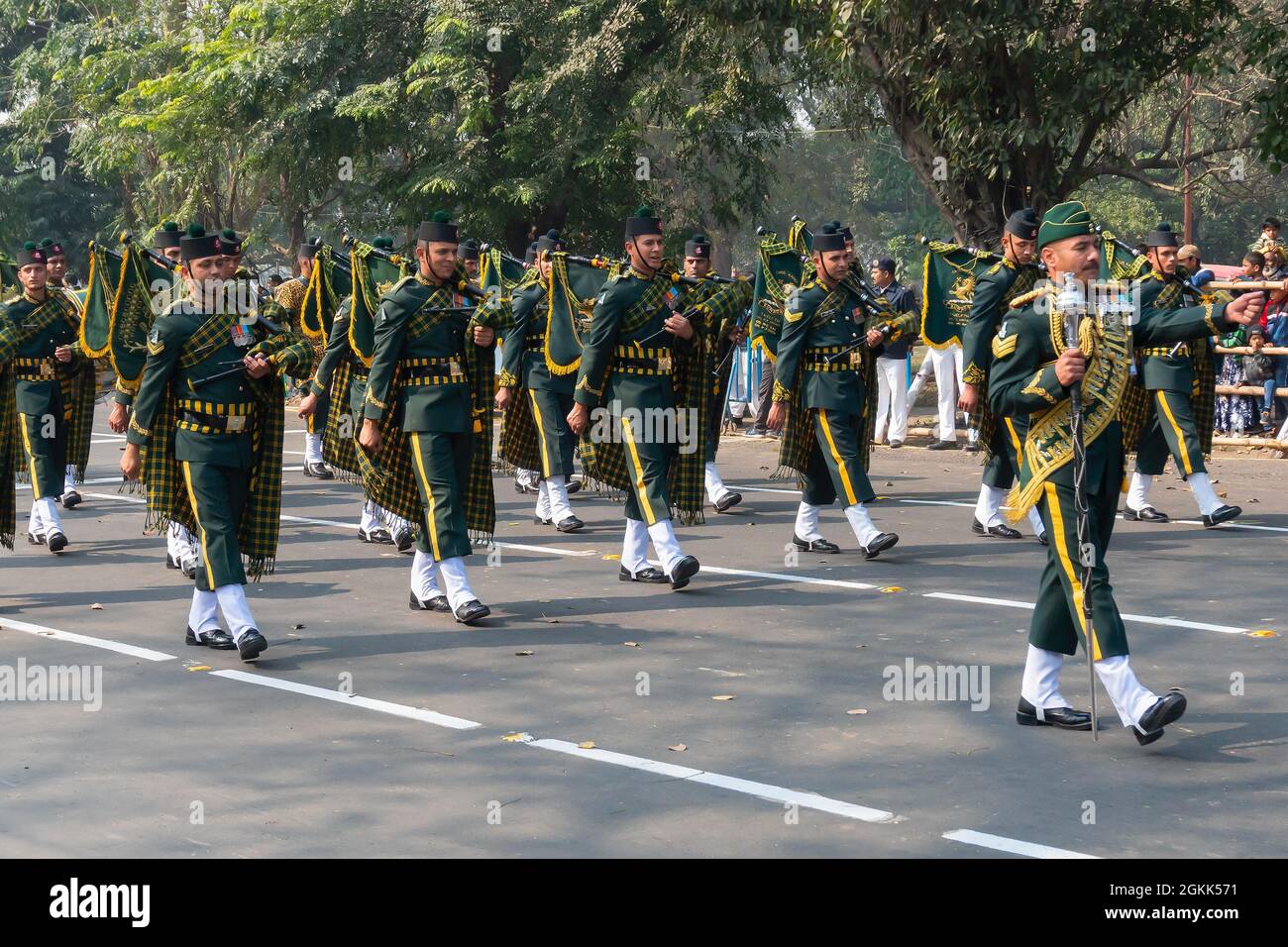 Kolkata, Bengale-Occidental, Inde - 26 janvier 2020 : des officiers de l'armée indienne vêtus d'un groupe musical, portant des instruments de musique, défilent au même niveau Banque D'Images