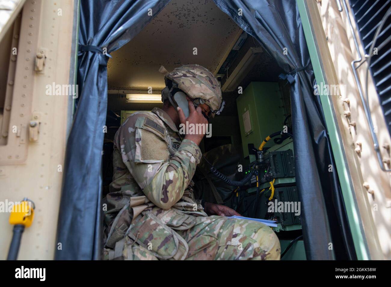 SPC. Bacari Frazier, opérateur de systèmes multicanaux-agent d'entretien de la 73e compagnie de signalisation, 25e Bataillon de troupes spéciales de division, 25e Brigade de soutien de division d'infanterie, 25e division d'infanterie, effectue un contrôle de communication lors d'un exercice d'entraînement sur le terrain dans la zone X de la caserne Schofield, à Hawaï, le 12 mai 2021. La FTX veille à ce que les soldats de la compagnie de signalisation soient prêts à effectuer des opérations en cas de déploiement de l'ORD. Banque D'Images