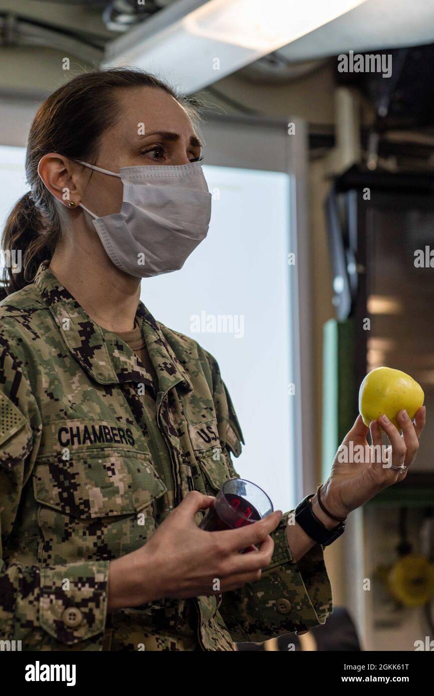 210512-N-IK871-1047 NORFOLK (le 12 mai 2021) le lieutenant Sara Chambers, diététiste de la Force navale de surface de l'Atlantique, éduque les marins sur les sucres complexes et simples pendant un cours de santé et de bien-être à bord du navire d'assaut amphibie de classe Wasp USS Kearsarge (LHD 3) le 12 mai 2021. Chambers visite Kearsarge pour éduquer les marins sur la saine alimentation, la gestion du poids, la santé cardiaque et la nutrition de performance. Banque D'Images