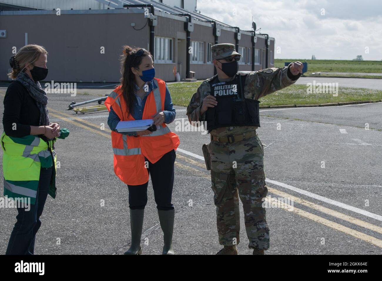 Armée américaine Garrison Directeur des services d'urgence du Benelux, le Maj. Cesar Patino (à droite), décrit la situation lors d'un exercice d'intervention en cas de déversement sur la base aérienne de Chièvres, en Belgique, le 12 mai 2021. La garnison a testé l'interopérabilité entre ses directions et ses unités locataires lorsqu'elle était confrontée à un scénario de déversement de matières dangereuses. Banque D'Images