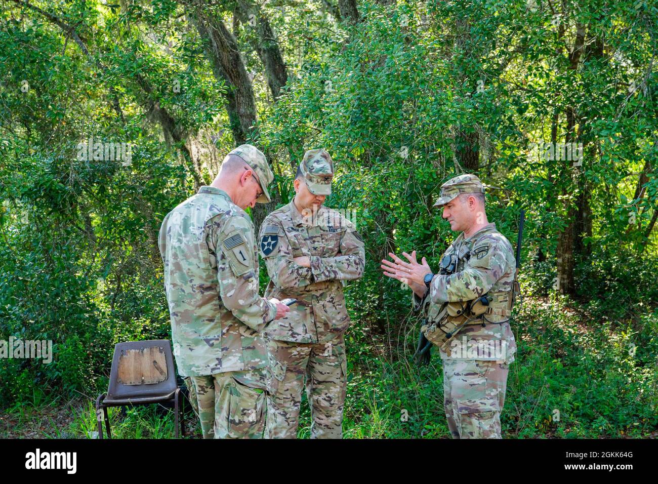 Le colonel de l'armée, Ravindra Wagh, commandant, et le sergent de commandement. Le Maj Brian Zirkelbach, conseiller principal inscrit, tous deux de la 54e Brigade d'assistance des forces de sécurité, est informé par le lieutenant-colonel Patrick Heffernan, commandant du 2e Bataillon, 54e SFAB, lors de l'entraînement et de l'accréditation annuels du 2/54e SFAB, le 12 mai 2021. Banque D'Images