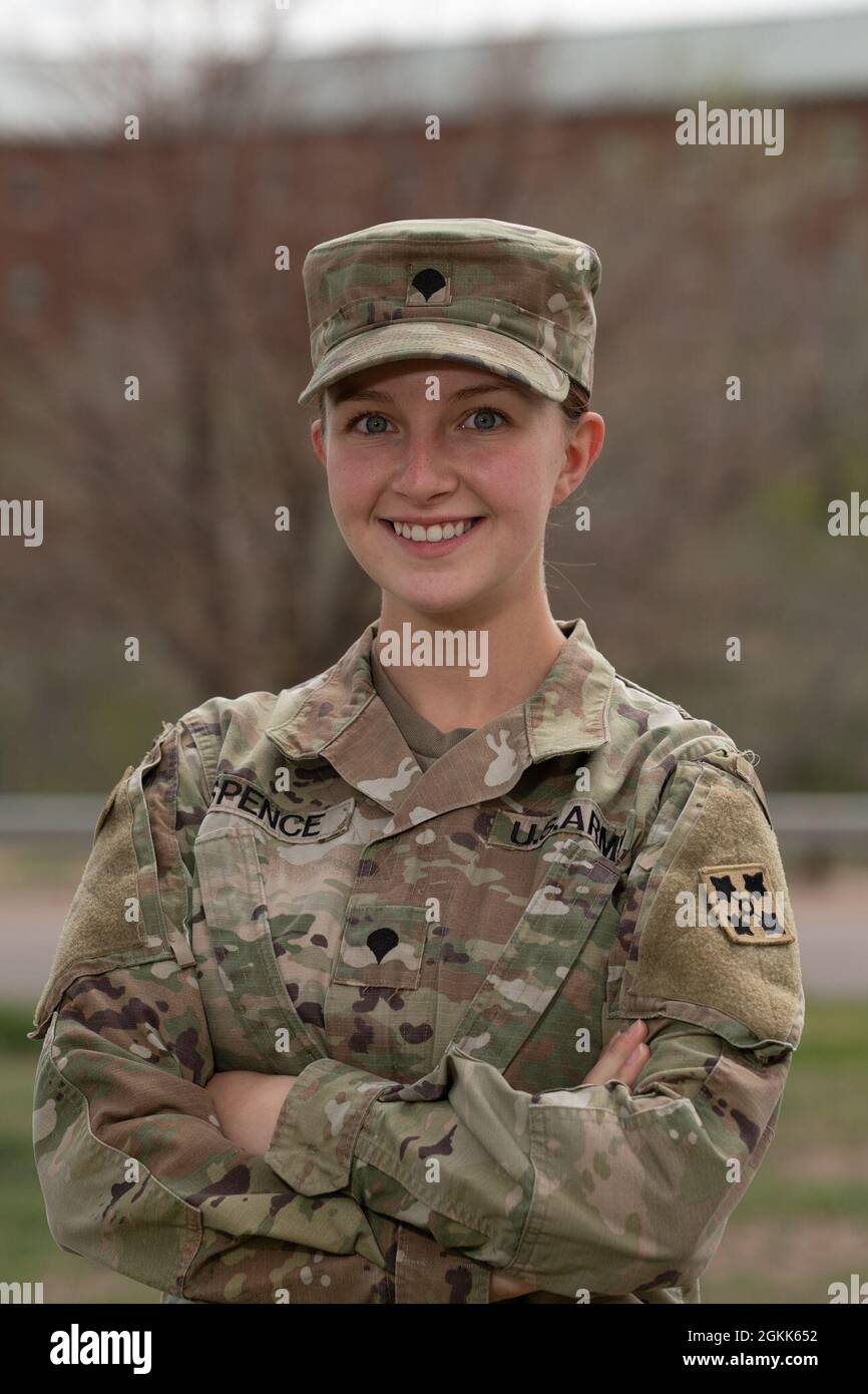 SPC. Maura Spence, analyste des renseignements de Katy, Texas, affecté à la Compagnie du quartier général et du quartier général, 2e Bataillon, 23e Régiment d'infanterie, 1re équipe de combat de la Brigade Stryker, 4e Division d'infanterie, représente une photographie, fort Carson, Colorado, 12 mai 2021. Spence a également participé à la compétition Miss Colorado, qui aura lieu en juin. Banque D'Images