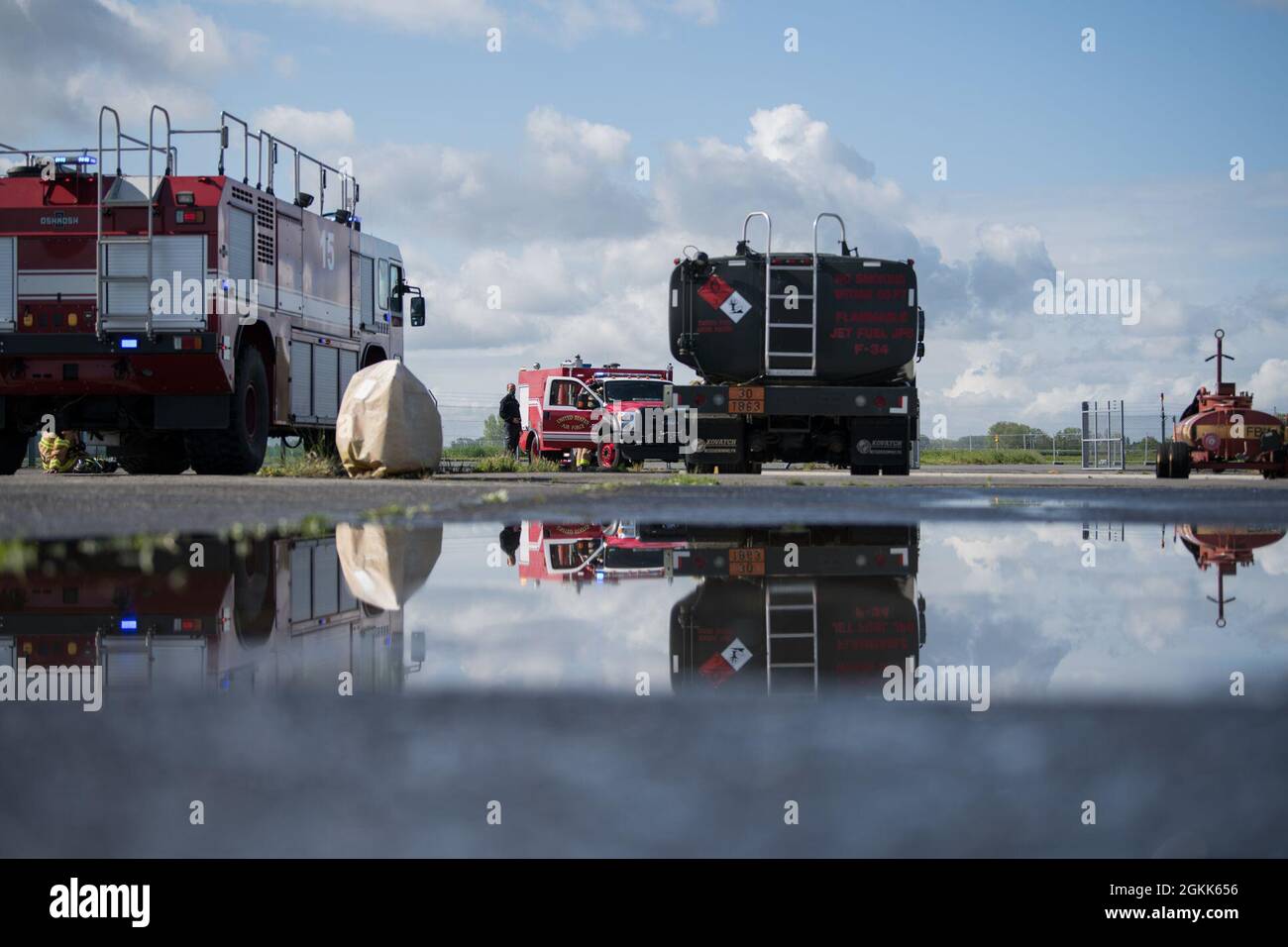 Garnison de l'armée américaine Inspecteur des incendies du Benelux Cedric Reygaerts et pompiers de la Force aérienne avec le service des incendies du 424e Escadron de la base aérienne évaluent la situation lors d'un exercice d'intervention en cas de déversement sur la base aérienne de Chièvres, Belgique, le 12 mai 2021. La garnison a testé l'interopérabilité entre ses directions et ses unités locataires lorsqu'elle était confrontée à un scénario de déversement de matières dangereuses. Banque D'Images