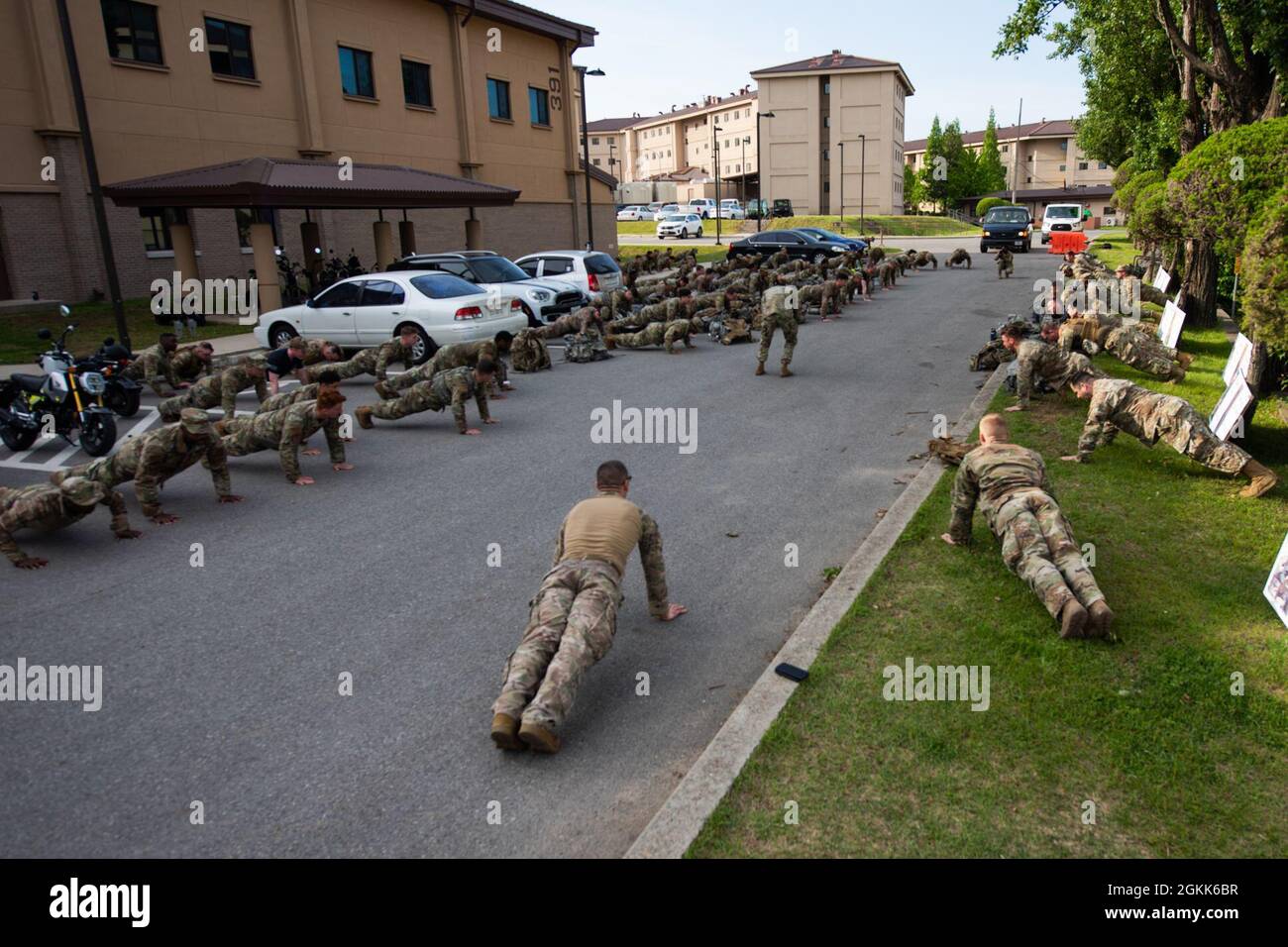 Les défenseurs du 51e Escadron des forces de sécurité effectuent des retransmissions commémoratives après une marche de ruck pendant la semaine de police à la base aérienne d'Osan, République de Corée, le 12 mai 2021. Le 51e SFS a fait une poussée en l'honneur de chaque défenseur qui a donné sa vie à l'étranger depuis le 11 septembre 2001. À la fin de chaque poussée, Airman crie le nom d'un défenseur déchu. Banque D'Images