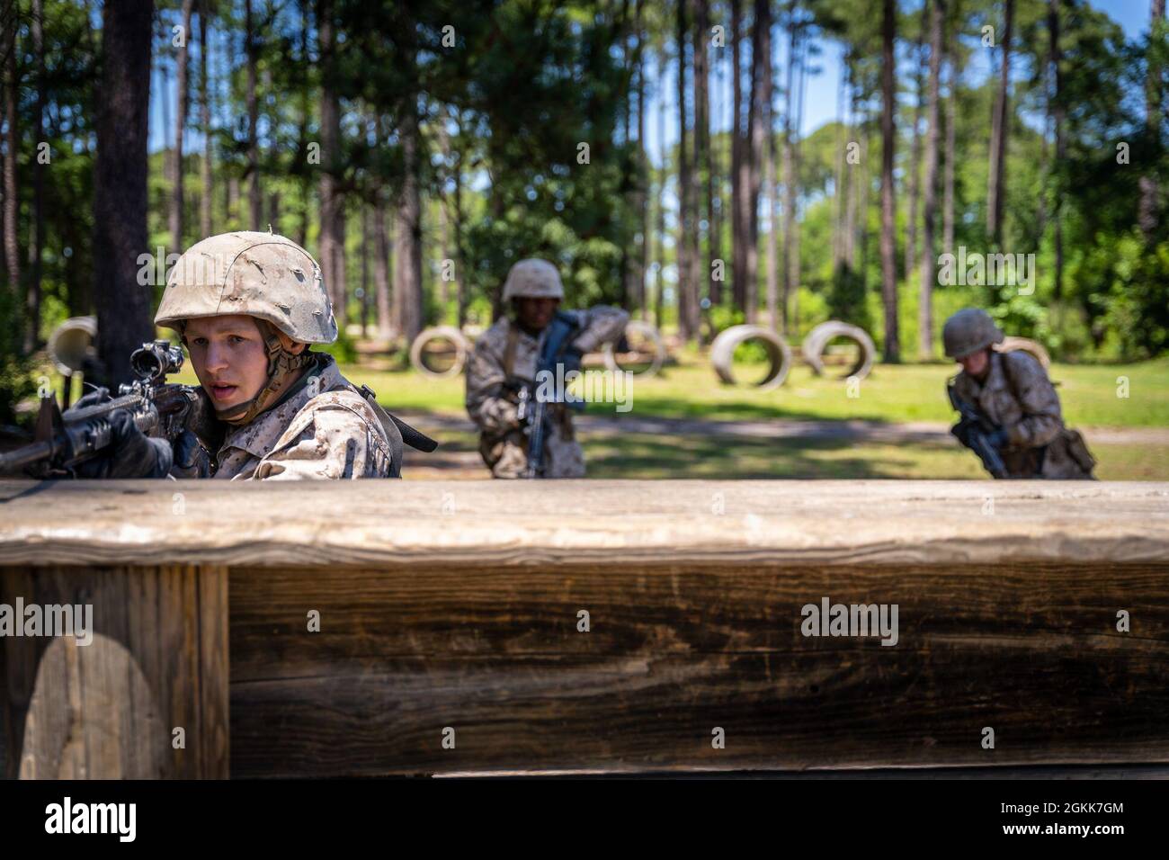 Les recrues de la Compagnie Alpha, 1er Bataillon d'entraînement de recrutement pratiquent les manœuvres de l'équipe d'incendie pendant l'entraînement de base du guerrier à Paige Field sur le dépôt de recrutement du corps de la Marine, à l'île de Parris, S.C., 14 mai 2021.BWT est conçu pour enseigner l'importance du travail d'équipe, travailler sous le stress et comment bien fonctionner tout en faisant appel à la direction d'une petite unité. Banque D'Images