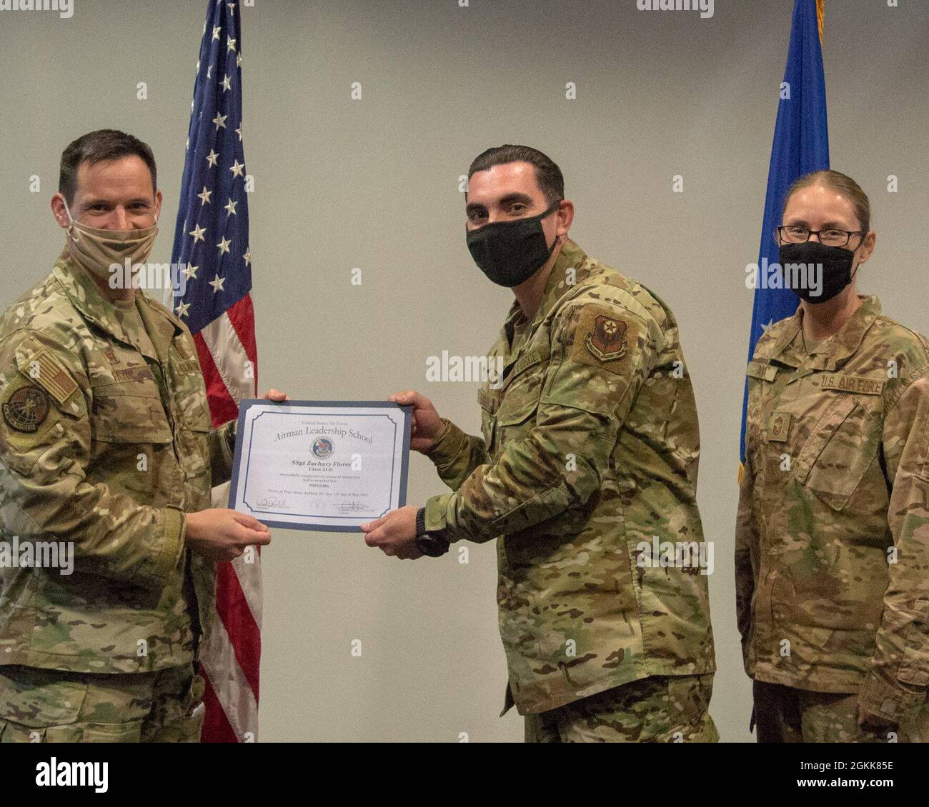 Sergent d'état-major de la Force aérienne des États-Unis Zachary Flores ...