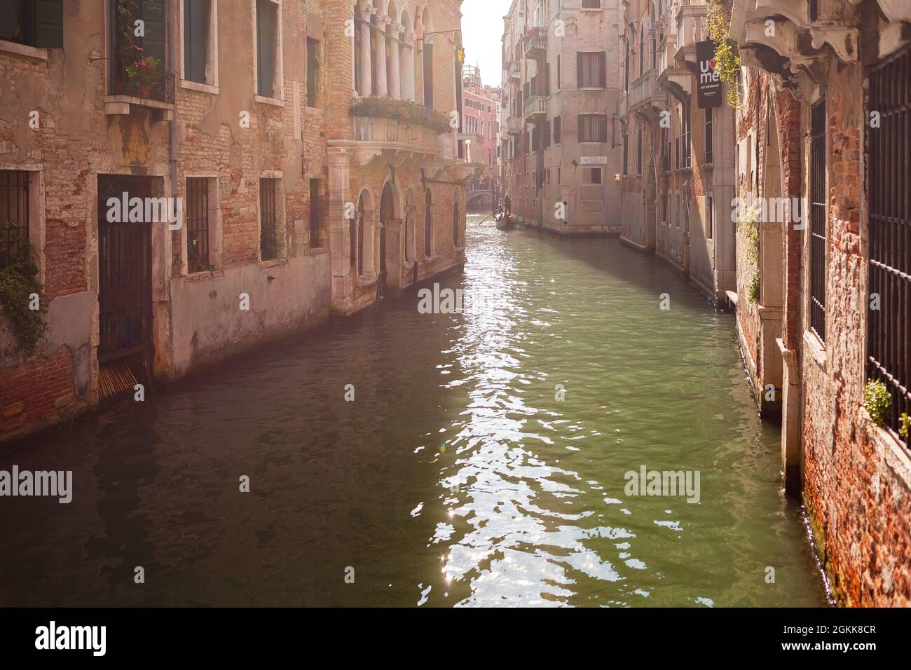 VENISE, ITALIE - OCTOBRE 08 2017 : télécabine sur un canal étroit (Rio de San Luca) avec un reflet du soleil sur la surface de l'eau à Venise, Italie. Banque D'Images