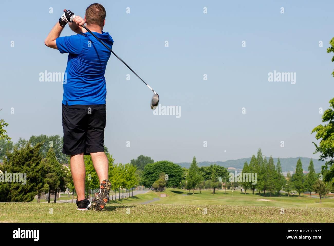 Tech. Sgt. Zachary Ibach, le sergent de vol du 51e Escadron des forces de sécurité, se présente au tournoi de golf de la semaine de police à la base aérienne d'Osan, République de Corée, le 13 mai 2021. Des équipes comptant jusqu'à quatre participants se sont affrontées sur 18 trous pour déterminer le gagnant. Banque D'Images