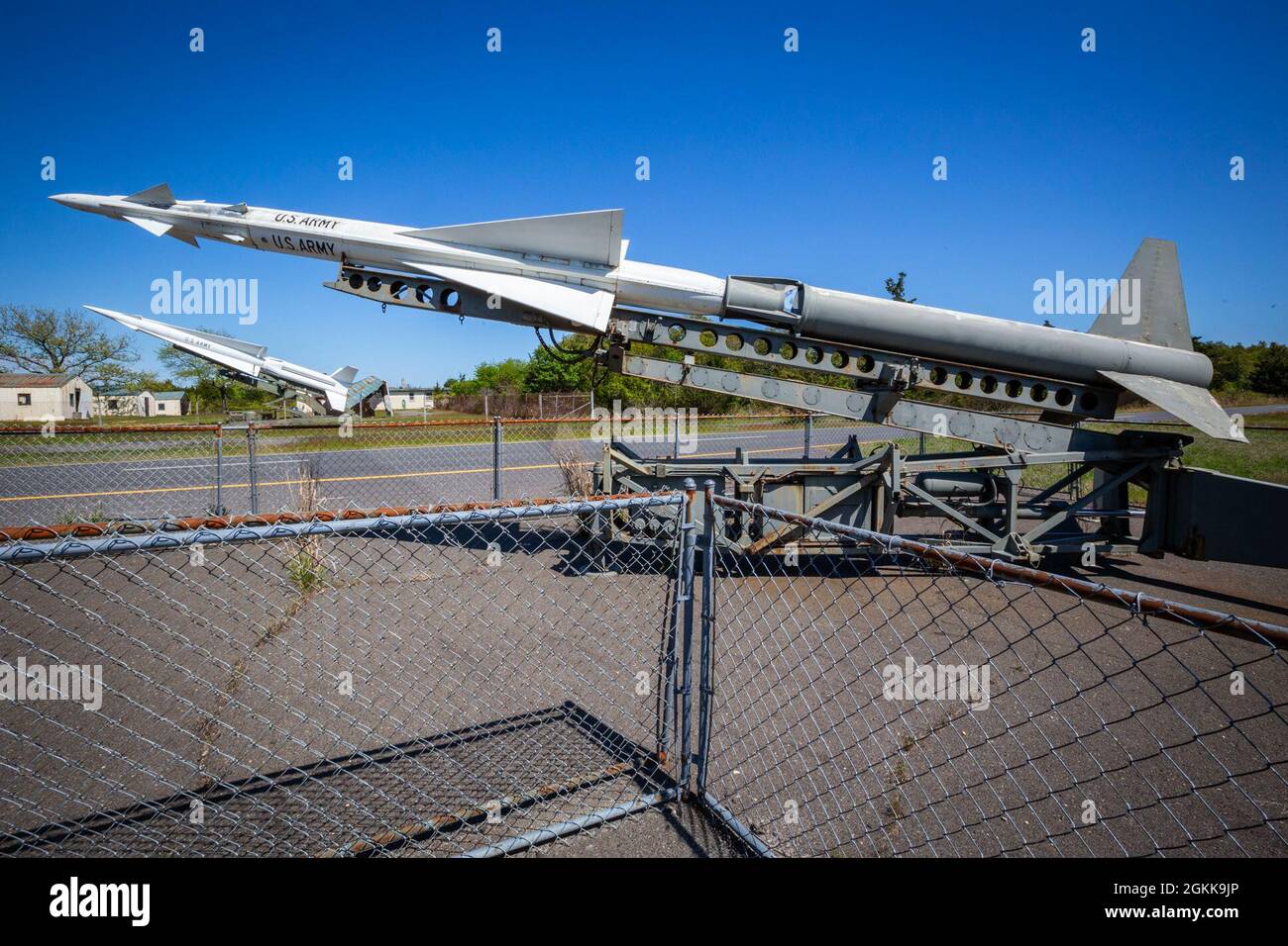 Une armée américaine Nike Ajax MIM-3, Foreground, (Mobile Interceptor missile, design 3), le premier missile sol-air guidé opérationnel au monde, et un Nike Hercules MIM-14 (Mobile Interceptor missile, design 14) exposé à fort Hancock, Gateway National Recreation Area à Sandy Hook, N.J., le 13 mai 2021. Le Nike Hercules a remplacé le Nike Ajax MIM-3 et était capable de transporter des ogives conventionnelles et nucléaires. Les deux missiles ont été déployés à la batterie de missiles de fort Hancock Nike, NY-56, qui faisait partie de la zone de défense de New York. Le site a été activé en 1955 et a poursuivi ses opérations Banque D'Images