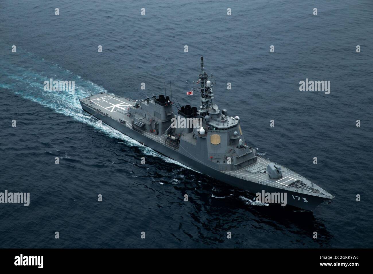 U.S, les ressources navales australiennes, françaises et japonaises, dont la frégate de classe Anzac de la Royal Australian Navy HMAS Parramatta (FFH 154), le porte-hélicoptère amphibie FS Tonnerre (L9014), Et le navire Ōsumi-citerne JS Ōsumi de la Force maritime d’autodéfense du Japon, qui transite ensemble au cours de l’exercice Jeanne d’Arc 21 (ARC-21), au large de la côte de Kagoshima (Japon), le 14 mai 2021. ARC-21 est une occasion pour les forces américaines, françaises, japonaises et australiennes de partager des expériences, des tactiques et des meilleures pratiques pour perfectionner leurs compétences ensemble. Banque D'Images