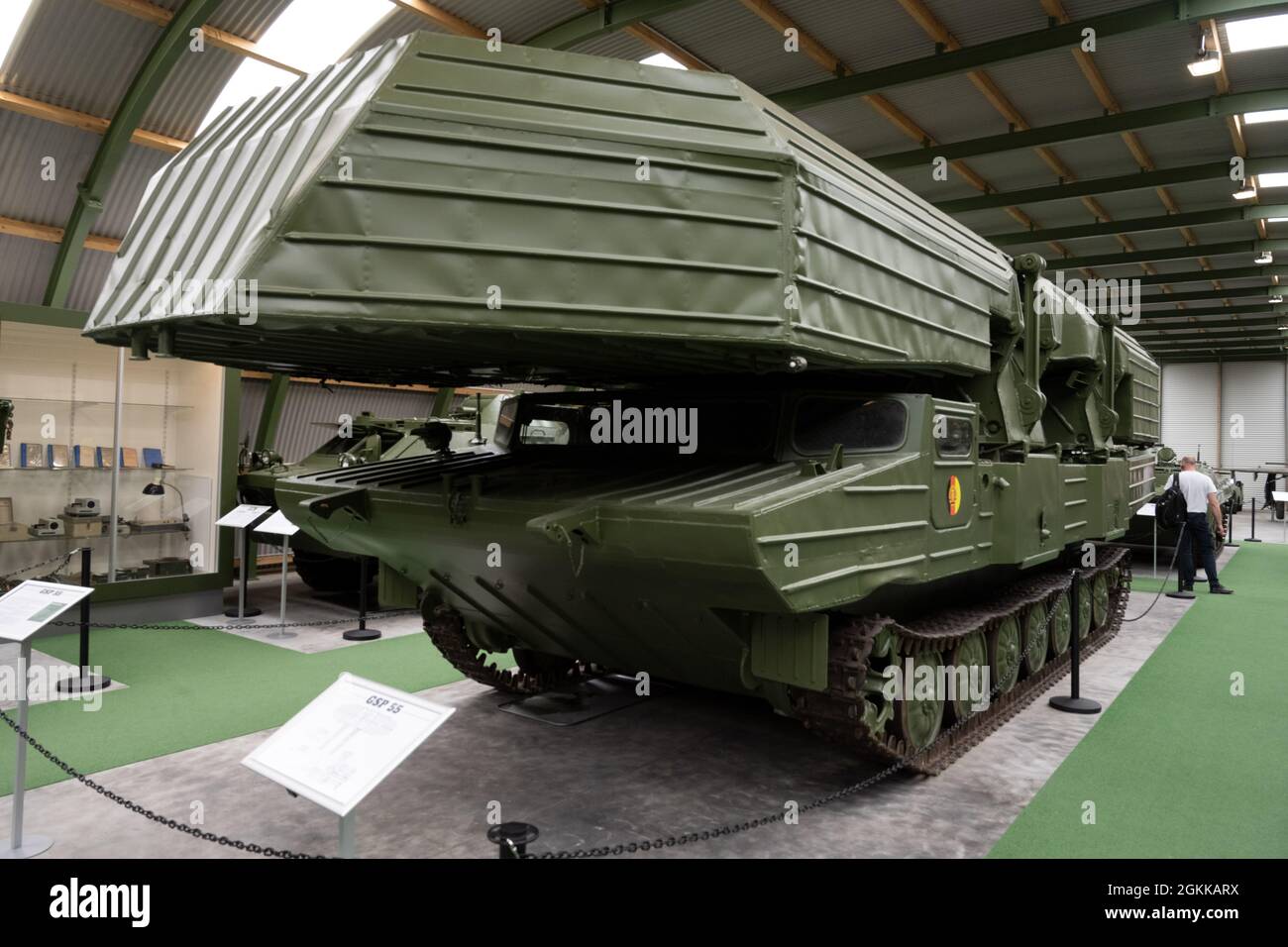 Plora, Allemagne. 14 septembre 2021. Un ferry amphibie soviétique GSP 55 pour le transfert de poids lourds est exposé au Musée de la NVA Plora sur l'île de Rügen. Sur les anciens terrains de l'Armée populaire nationale du RDA à Plora, le musée montre, entre autres choses, des véhicules qui étaient autrefois stationnés ici, comme des véhicules blindés de transport de personnel ou des véhicules blindés de récupération. Mais aussi des hélicoptères sont montrés. Credit: Stefan Sauer/dpa/Alay Live News Banque D'Images