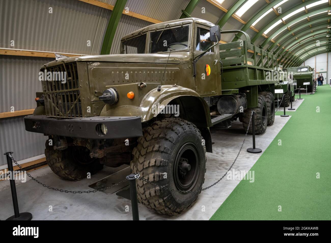 Plora, Allemagne. 14 septembre 2021. Un camion soviétique 'KRAS-255' se trouve dans le musée NVA Plora sur l'île de Rügen. Sur les anciens terrains de l'Armée populaire nationale du RDA à Plora, le musée montre, entre autres choses, des véhicules qui étaient autrefois stationnés ici, comme des véhicules blindés de transport de personnel ou des véhicules blindés de récupération. Mais aussi des hélicoptères sont montrés. Credit: Stefan Sauer/dpa/Alay Live News Banque D'Images