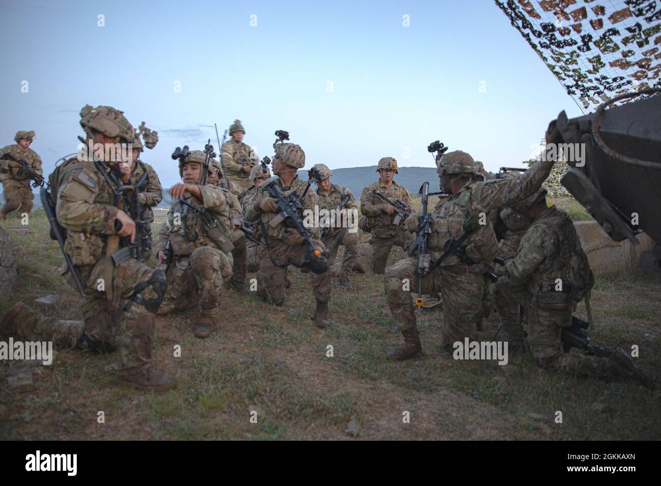 Les parachutistes de l'armée américaine affectés à la 173e Brigade aéroportée sécurisent un périmètre après avoir atteint les lignes ennemies dans le cadre de l'exercice d'assaut aérien durant la réponse Swift 21 dans la zone d'entraînement de Novo Selo, Bulgarie, le 14 mai 2021. SWIFT Response 21 aura lieu du 6 au 11 mai, dans le cadre de l'exploitation aérienne de DEFENDER-Europe 21. Il validera la capacité du Commandement européen des États-Unis d'envoyer des forces de haute disponibilité dans une zone désignée en effectuant un exercice aérien consistant en sauts stratégiques dans le cadre d'une entrée forcée conjointe (JFE) dans trois pays pour s'emparer d'un terrain clé. Banque D'Images