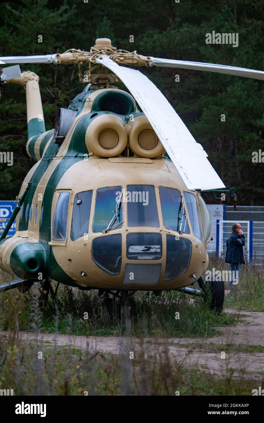 Plora, Allemagne. 14 septembre 2021. L'hélicoptère militaire mi-8 TB en peinture camouflage est la dernière exposition au Musée NVA Plora sur l'île de Rügen. Sur l'ancien site de l'Armée populaire nationale du RDA à Plora, le musée montre, entre autres choses, des véhicules qui étaient autrefois stationnés ici, comme des véhicules blindés de transport de personnel ou des véhicules blindés de récupération. Mais aussi des hélicoptères sont montrés. Credit: Stefan Sauer/dpa/Alay Live News Banque D'Images