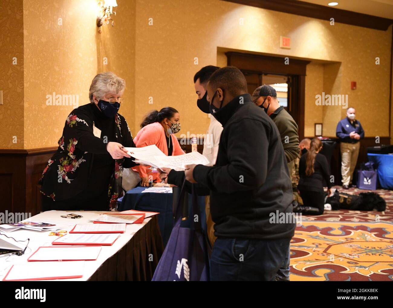 Soixante-huit aviateurs de la 104e Escadre de chasseurs ont assisté à un événement d'une journée sur le ruban jaune à Springfield, Massachusetts. Lisa Ducahrme, représentante des affaires Venterans à l'Université d'État de Westfield, a répondu aux questions des membres au sujet de la gamme des avantages en matière d'éducation qui leur sont offerts. L'événement comprenait 23 ressources locales et régionales et un choix de 15 classes. Les classes offertes aux aviateurs et à leurs familles comprenaient la disponibilité financière, le soutien des employeurs civils, les avantages éducatifs et bien d'autres. Le ruban jaune est un programme de garde et de réserve qui exige des membres qui ont été déployés sur le titre 1 Banque D'Images