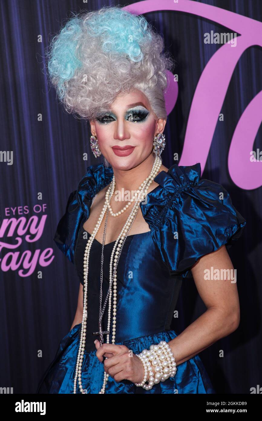 New York, États-Unis. 14 septembre 2021. MANHATTAN, NEW YORK CITY, NEW YORK, Etats-Unis - SEPTEMBRE 14 : une reine de drag arrive à la première New York de Fox Searchlight Pictures 'les yeux de Tammy Faye' tenue au SVA Theatre le 14 septembre 2021 à Manhattan, New York, New York, Etats-Unis. (Photo par Kevin Lian/image Press Agency) Credit: Image Press Agency/Alay Live News Banque D'Images