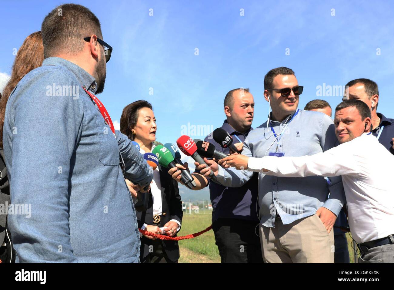 L'ambassadeur des États-Unis en Albanie Yuri Kim fait une déclaration à la presse locale et internationale le 16 mai 2021, À l’aéroport de Tirana, après avoir accueilli personnellement les soldats de la Garde nationale de l’armée américaine de la 53e équipe de combat de la brigade d’infanterie de Floride, alors qu’ils sont arrivés pour participer aux exercices DEFENDER-Europe 21 actuellement en cours ici en Albanie et dans tout le théâtre européen. DEFENDER-Europe 21 est un exercice à grande échelle dirigé par l'armée américaine, conçu pour renforcer la préparation et l'interopérabilité entre les États-Unis, les alliés de l'OTAN et les militaires partenaires. Cette année, plus de 28,000 forces multinationales de 26 nations le seront Banque D'Images