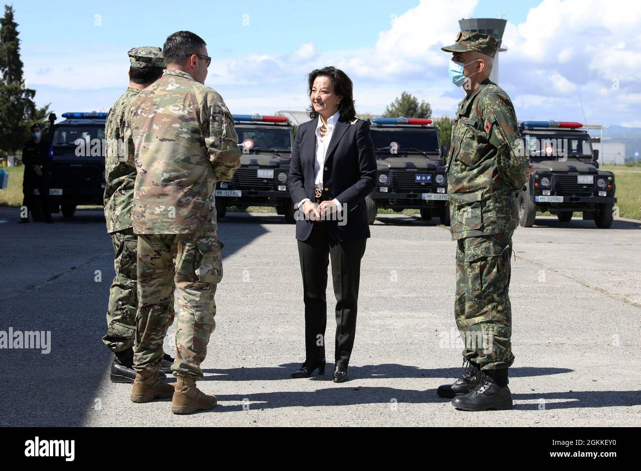 L'ambassadeur des États-Unis en Albanie Yuri Kim parle aux dirigeants militaires américains et albanais le 16 mai 2021, À l'aéroport de Tirana, elle attend d'accueillir personnellement les soldats de la Garde nationale de l'armée américaine de la 53e équipe de combat de la brigade d'infanterie de Floride alors qu'ils arrivent pour participer aux exercices DEFENDER-Europe 21 actuellement en cours ici en Albanie et dans tout le théâtre européen. DEFENDER-Europe 21 est un exercice à grande échelle dirigé par l'armée américaine, conçu pour renforcer la préparation et l'interopérabilité entre les États-Unis, les alliés de l'OTAN et les militaires partenaires. Cette année, plus de 28,000 forces multinationales de 26 nations le feront Banque D'Images