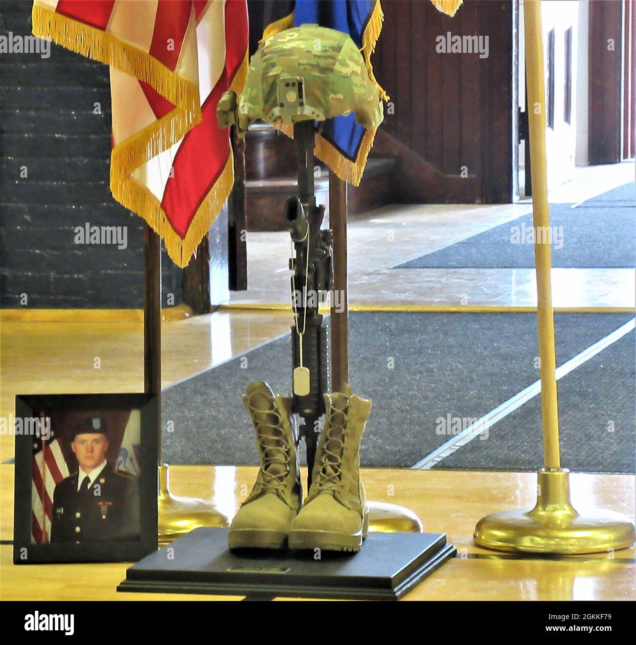 Des bottes, un casque, la carbine M-4 et une photo constituent le mémorial des soldats à la CPS. Justin Grennell, membre d'Une troupe, 2e Escadron, 101e cavalerie, qui a été honoré lors d'un service commémoratif à l'arsenal de l'État de New York à Genève, New York, le 15 mai 2021. Grennell est décédé le 11 mars 2021 après avoir été trouvé insensible dans sa chambre d'hôtel à Washington, D.C., où il était au service de la mission de sécurité de la Garde nationale de New York. É.-U. A Banque D'Images