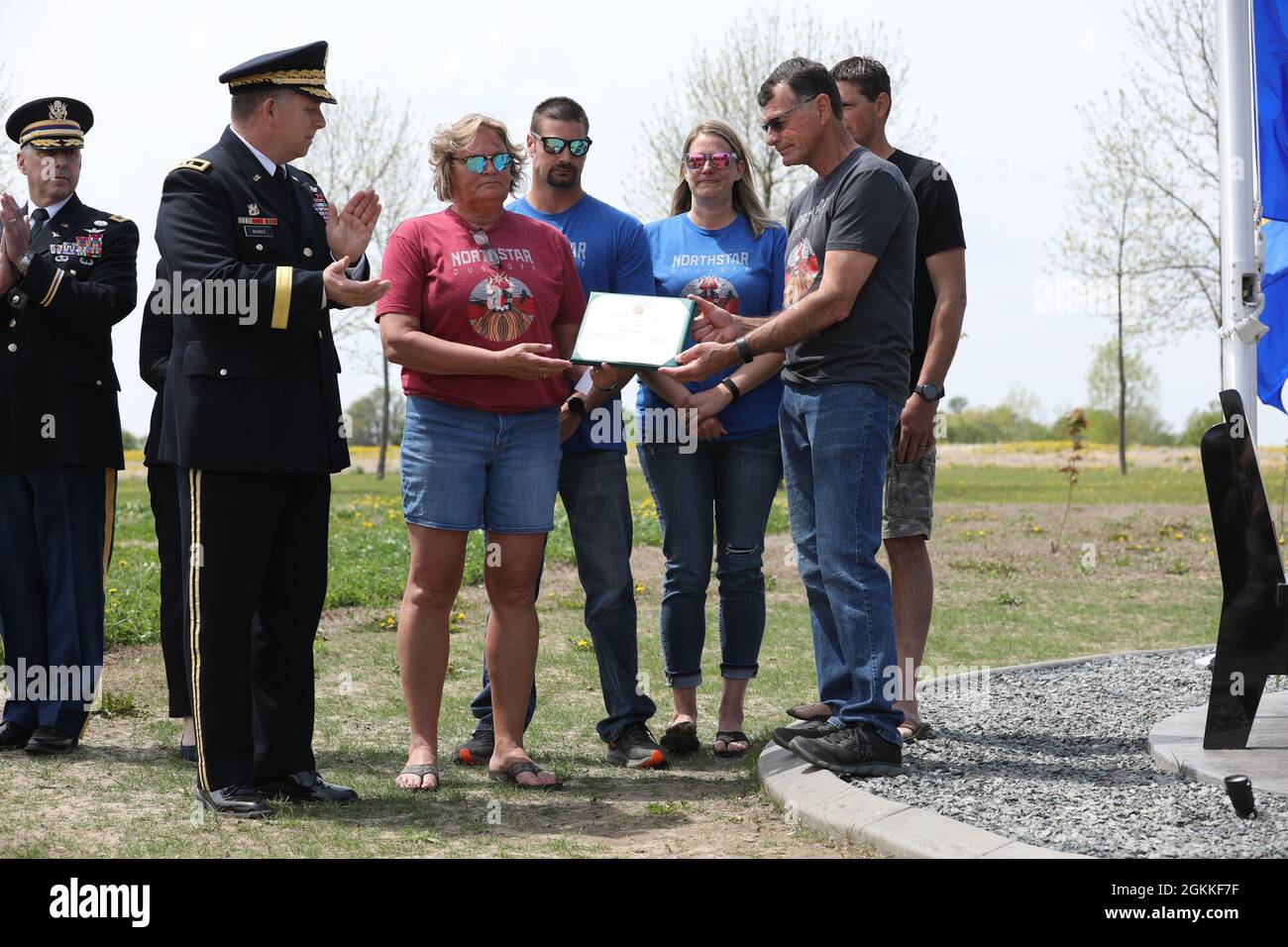 Le général de division Shawn Manke, l'Adjutant général de la Garde nationale du Minnesota, remet à la famille Krippner une Médaille de mention élogieuse de la fonction publique pour la générosité de son temps et de son espace pour rendre possible un mémorial. Trois gardes nationaux du Minnesota ont été honorés le 16 mai 2021, avec le dévouement d'un monument commémoratif sur le site d'un accident d'hélicoptère du 5 décembre 2019 qui a tué trois personnes à Kimball, au Minnesota. Le monument commémoratif rend hommage à l'Adjudant-chef 2 James Rogers Jr., à l'Adjudant-chef 2 Charles P. Nord et à l'Adjudant-candidat Kort M. Plenberg, tous membres de la Compagnie C, 2-211e génération Banque D'Images