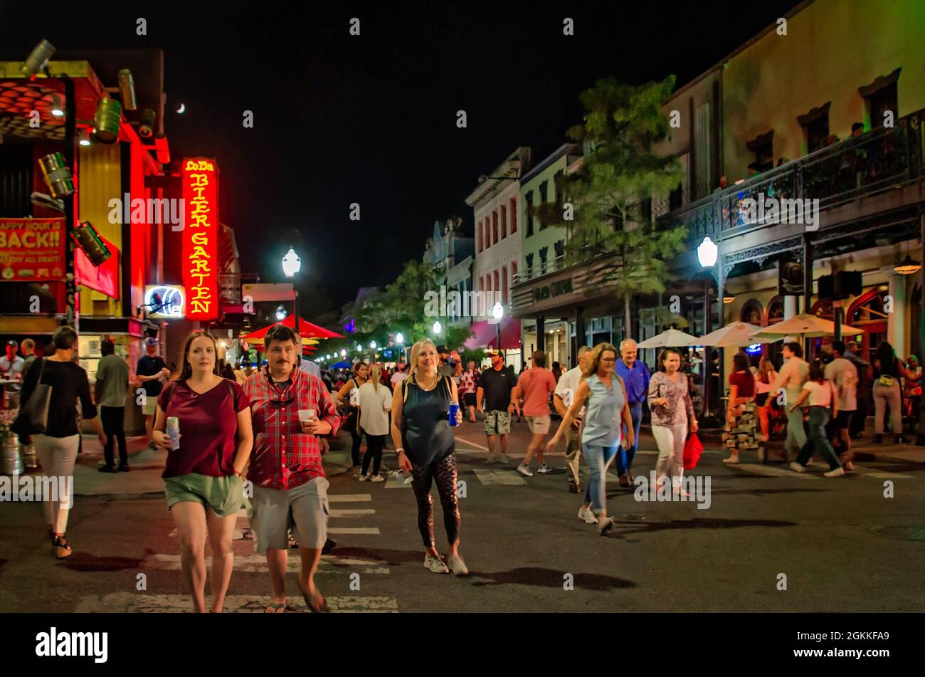 Les gens se rassemblent sur la rue Dauphin lors de la deuxième marche artistique du vendredi, le 10 septembre 2021, à Mobile, en Alabama. Banque D'Images