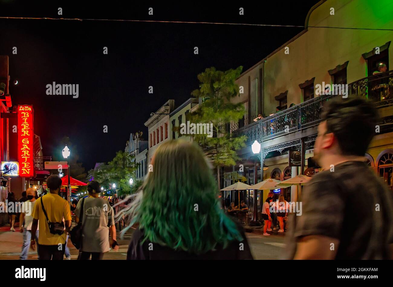 Les gens se rassemblent sur la rue Dauphin lors de la deuxième marche artistique du vendredi, le 10 septembre 2021, à Mobile, en Alabama. Banque D'Images