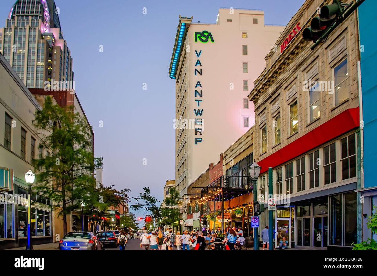 Les gens se rassemblent sur la rue Dauphin lors de la deuxième marche artistique du vendredi, le 10 septembre 2021, à Mobile, en Alabama. Banque D'Images