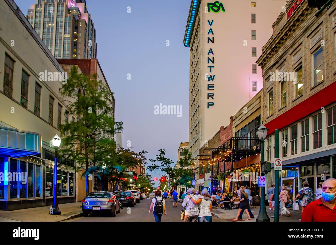 Les gens se rassemblent sur la rue Dauphin lors de la deuxième marche artistique du vendredi, le 10 septembre 2021, à Mobile, en Alabama. Banque D'Images