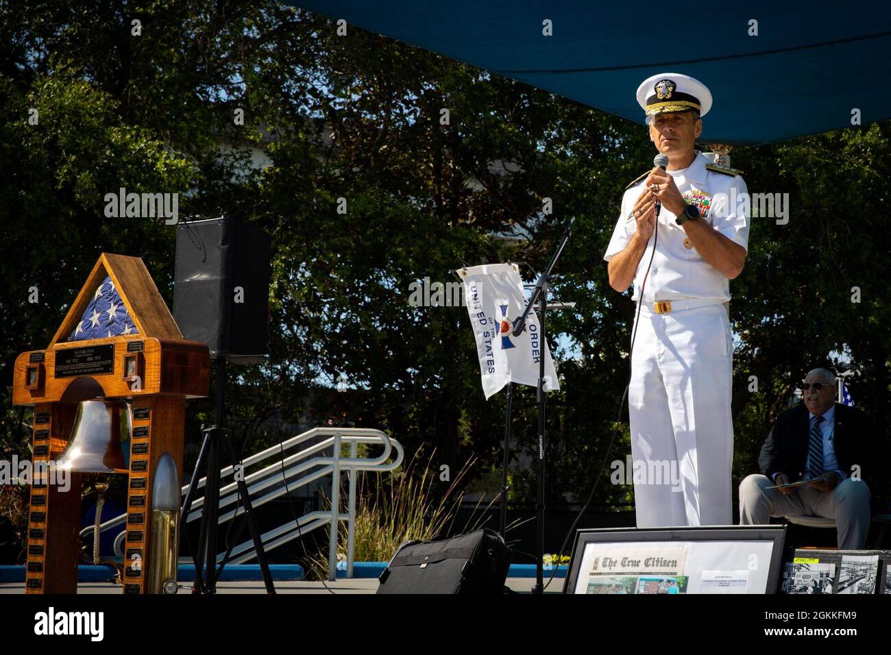 210517-N-YD864-1040 ATLANTIC BEACH, Floride (le 17 mai 2021) SMA. Don Gabrielson, commandant, Forces navales américaines, Commandement Sud/Commandant, QUATRIÈME flotte américaine, Prononcera des remarques lors de la cérémonie de commémoration du 34e anniversaire de l'USS Stark au parc commémoratif Beaches Memorial Park à Atlantic Beach, Floride, le 17 mai 2021. Le 17 mai 1987, 37 marins sont morts lorsque deux missiles iraquiens ont frappé l'USS Stark (FFG 31). Banque D'Images