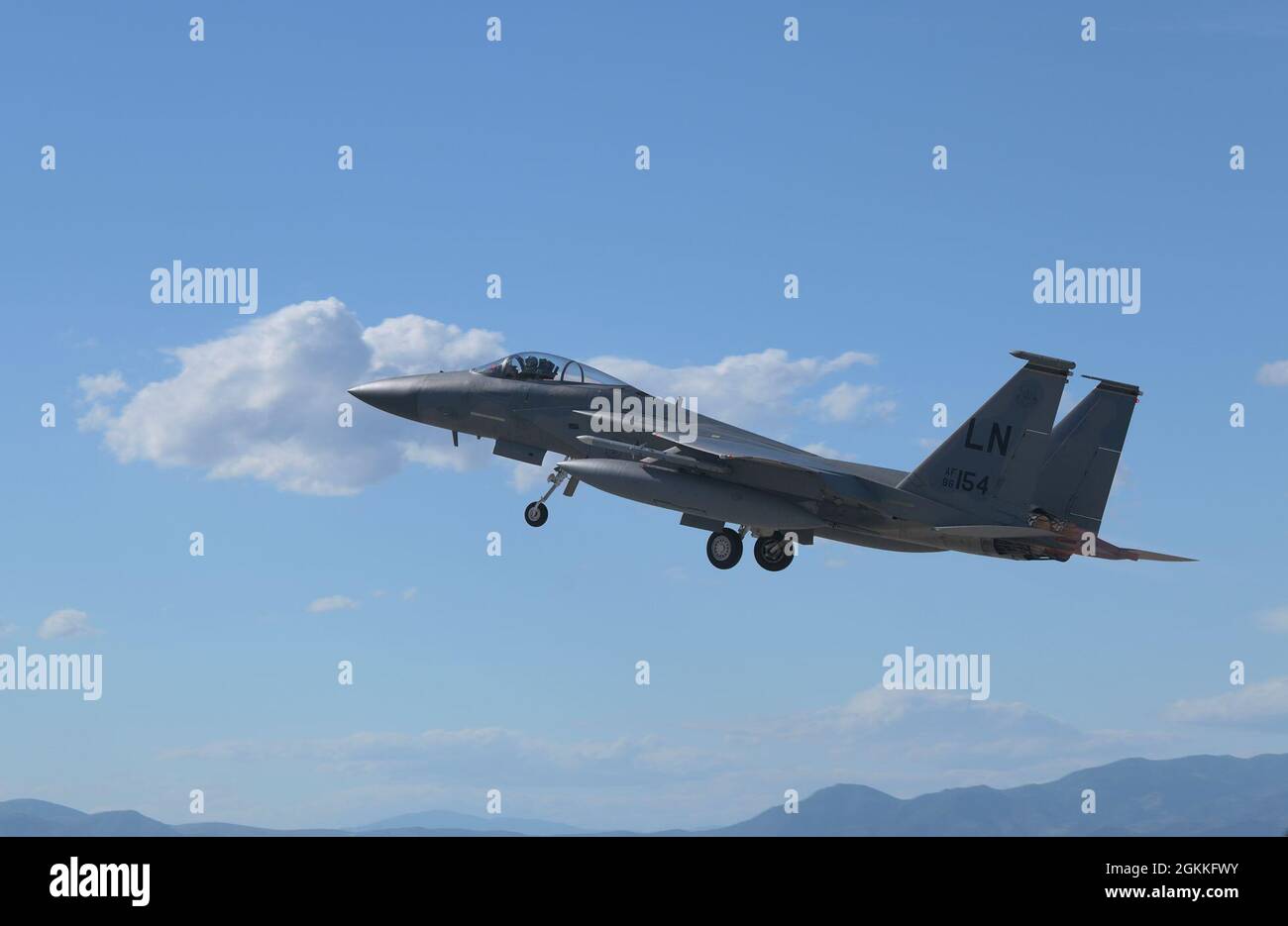 Un aigle F-15C de la Force aérienne des États-Unis affecté au 493e Escadron de chasseurs prend son envol pendant l'exercice Astral Knight 21 à la base aérienne de Larissa, en Grèce, le 17 mai 2021. Astral Knight est un exercice multinational conçu pour améliorer l'interopérabilité entre les États-Unis et leurs alliés de l'OTAN. Banque D'Images