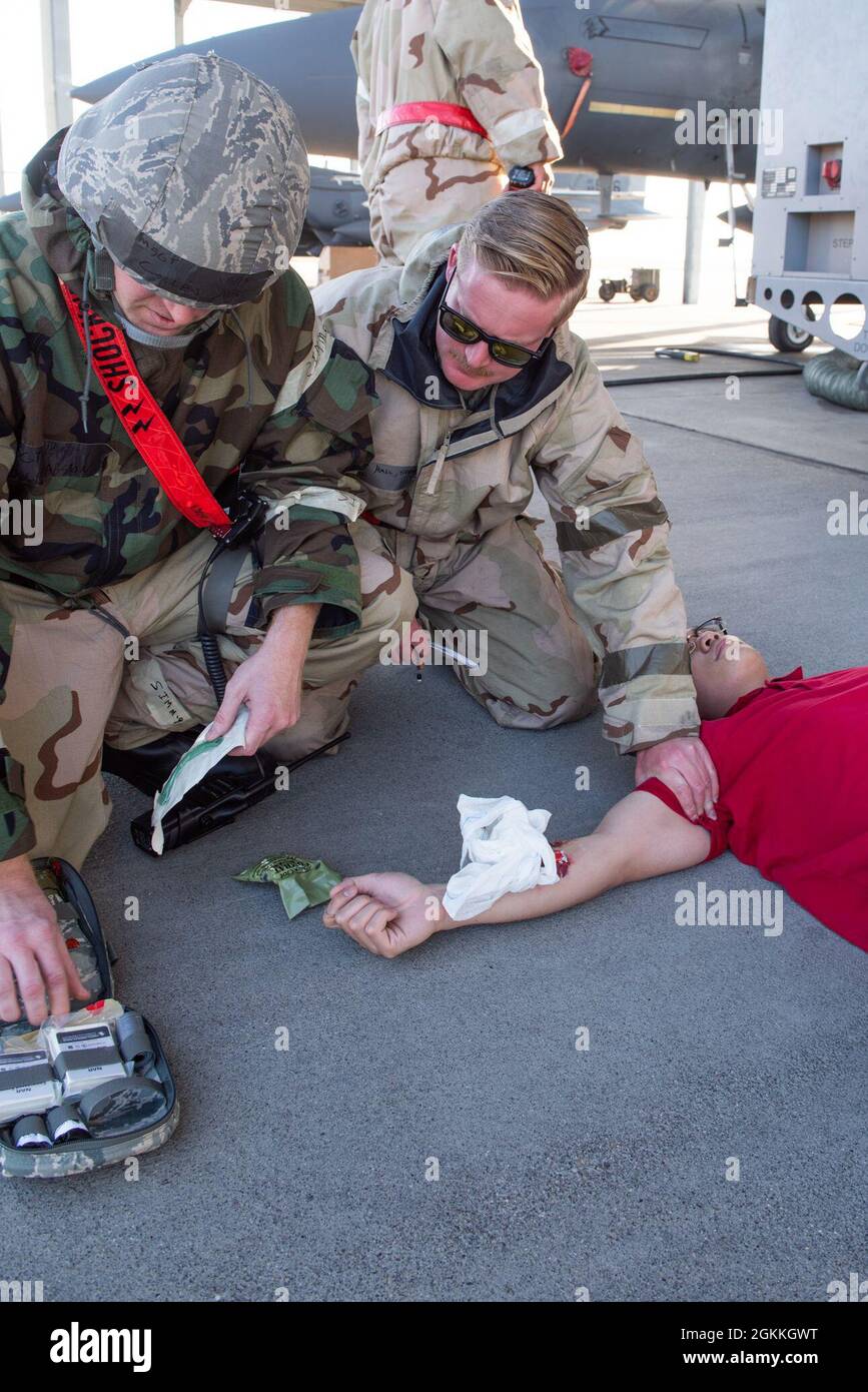 Les aviateurs de la US Air Force du 389e Escadron de chasseurs mettent en pratique leurs techniques et stratégies de sauvetage dans le traitement tactique des accidents lors d'un exercice sur la base aérienne Mountain Home, Idaho, le 17 mai 2021. Les aviateurs ont participé à un exercice de phase II, en testant leur capacité à survivre et à opérer dans un environnement contesté. Banque D'Images