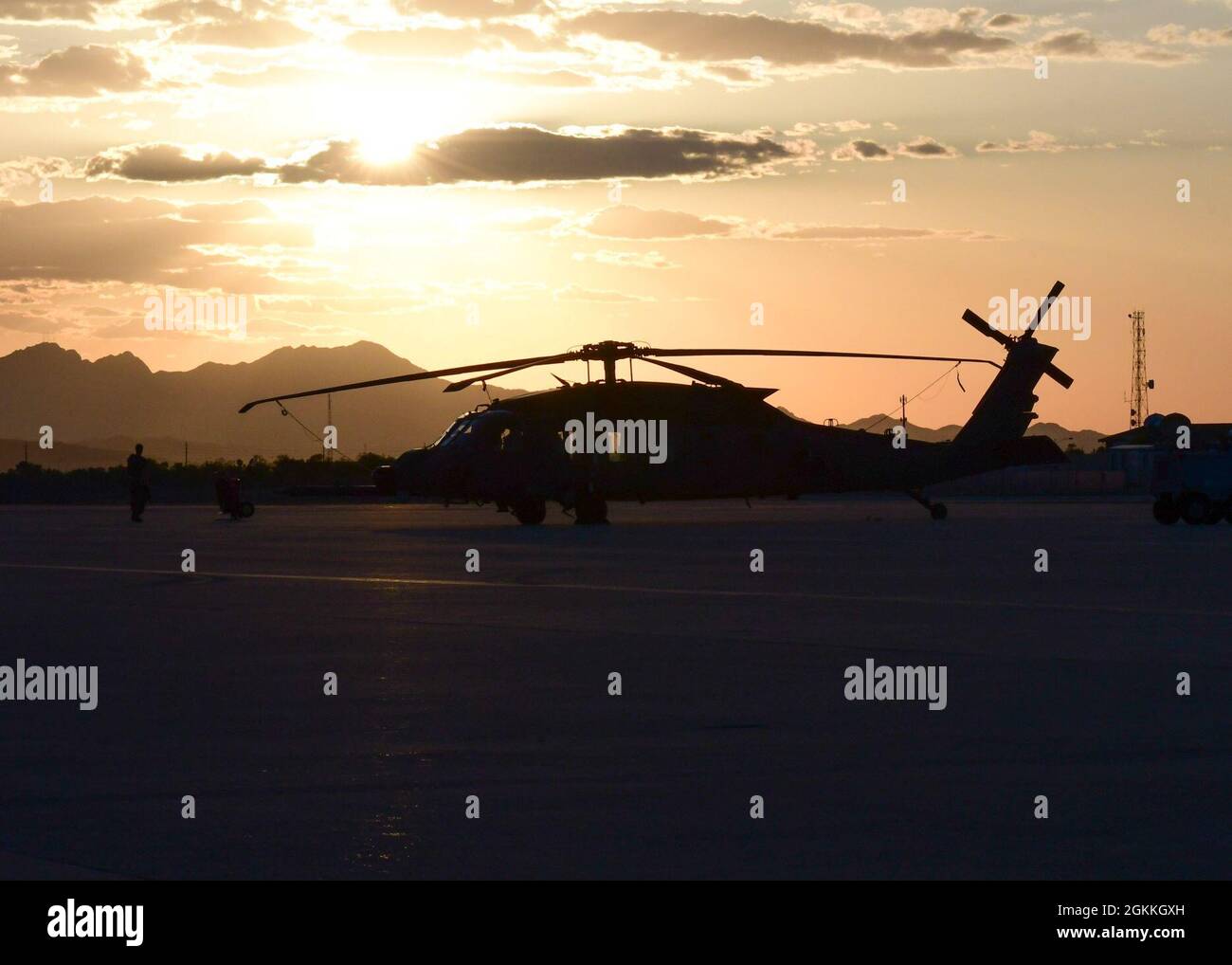 Un hélicoptère de la U.S. Air Force HH-60W Jolly Green II, affecté au 41e Escadron de sauvetage, à la base aérienne Moody, en Géorgie, se trouve sur la ligne de vol de la base aérienne Davis-Monthan, en Arizona, le 17 mai 2021. La 41e RQS a amené ses HH-60Ws à participer au Red Flag-Rescue 21-2. Banque D'Images