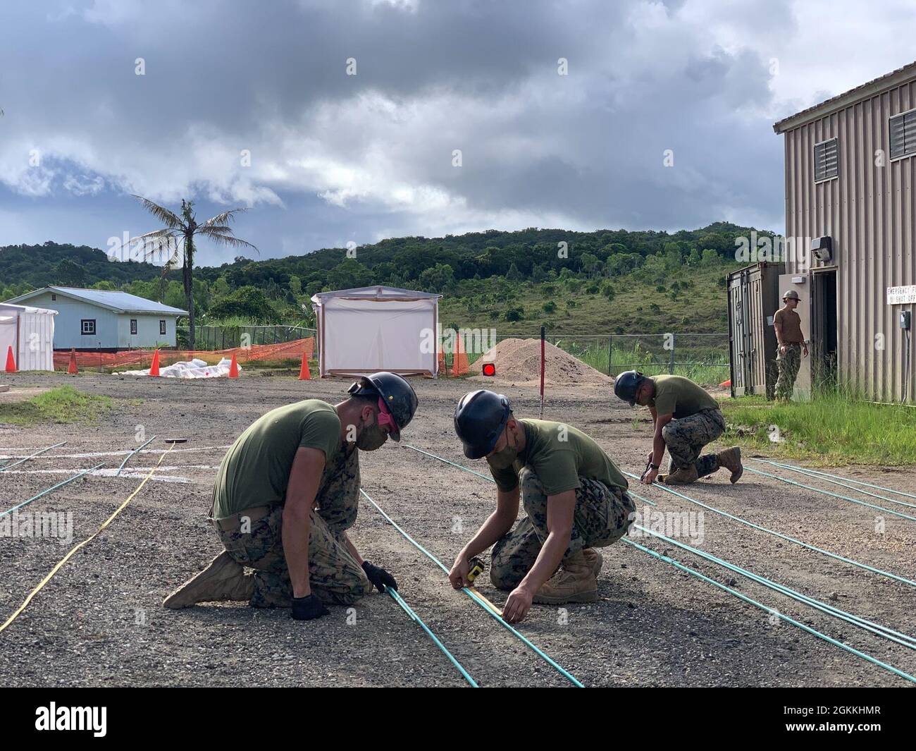 AIRAI, Palau (17 mai 2021) Marines, affecté au 7e Bataillon de soutien des ingénieurs (ESB), lie l'acier renforcé ensemble dans la préparation d'une cage pour s'adapter à l'intérieur des formes en bois pour un verser de béton. Le bataillon de construction mobile navale (NMCB) 4 et le 7e ESB construisent huit unités habitées conteneurisées dans le cadre d'un projet d'amélioration de camp. Le NMCB-4 est déployé dans toute la région Indo-Pacifique et aux États-Unis prêts à soutenir les opérations de combat majeures, la sécurité du théâtre, l'aide humanitaire et les opérations de secours en cas de catastrophe. Les Seabes fournissent un soutien général en génie et en génie civil à la Marine, M. Banque D'Images