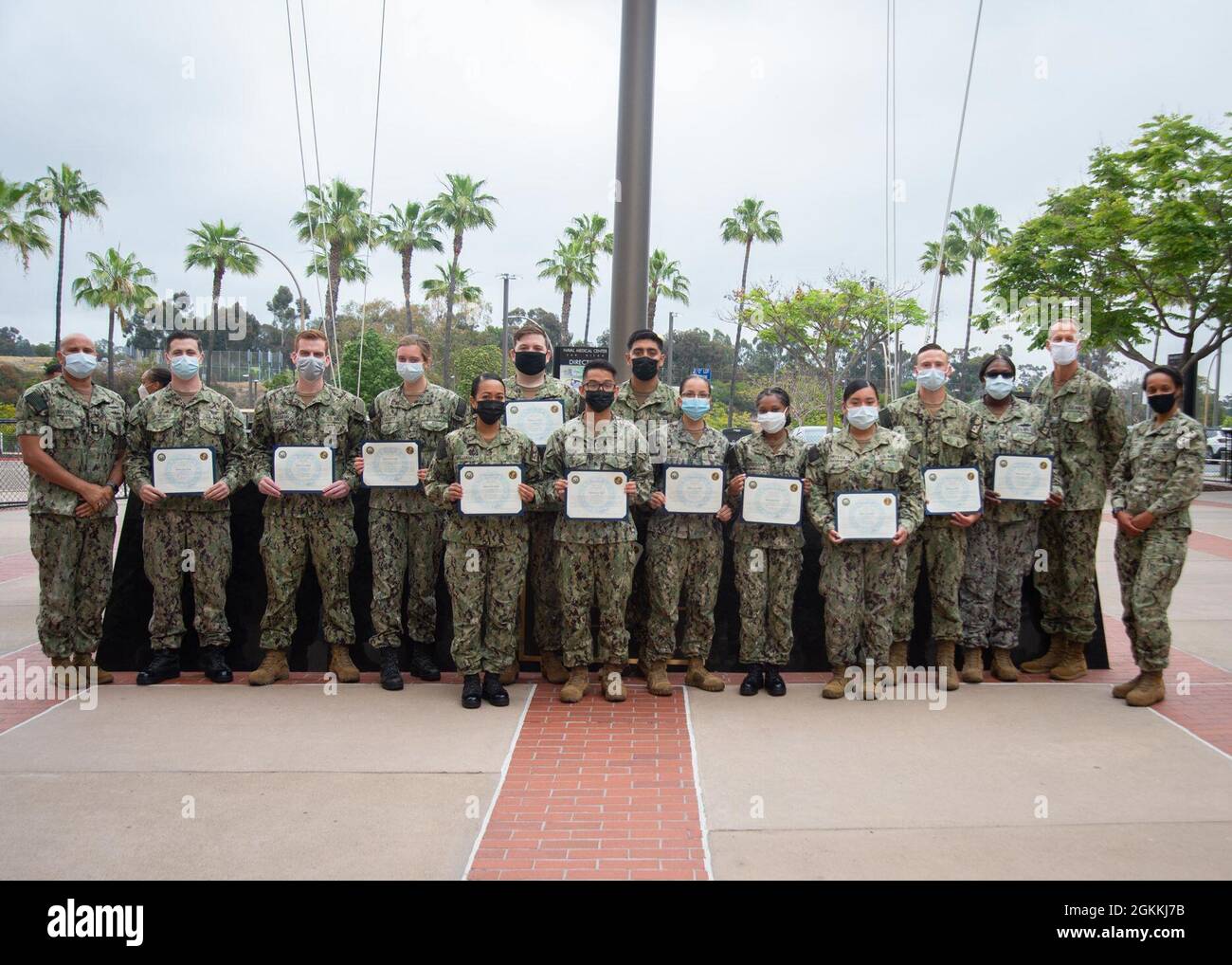 210518-N-DA693-1013 SAN DIEGO (18 mai 2021) Marine Medicine Readiness and Training Command (NMRTC) la triade de commandement de San Diego pose avec les lauréats du prix Shipmate of the Month Mai 18. La mission du NMRTC San Diego est de préparer les membres du service à se déployer à l'appui des forces opérationnelles, à fournir des services de santé de haute qualité et à façonner l'avenir de la médecine militaire par l'éducation, la formation et la recherche. Le NMRTC San Diego emploie plus de 6,000 militaires, civils et sous-traitants en service actif dans le sud de la Californie pour fournir aux patients des soins de classe mondiale à tout moment et en tout lieu. Banque D'Images