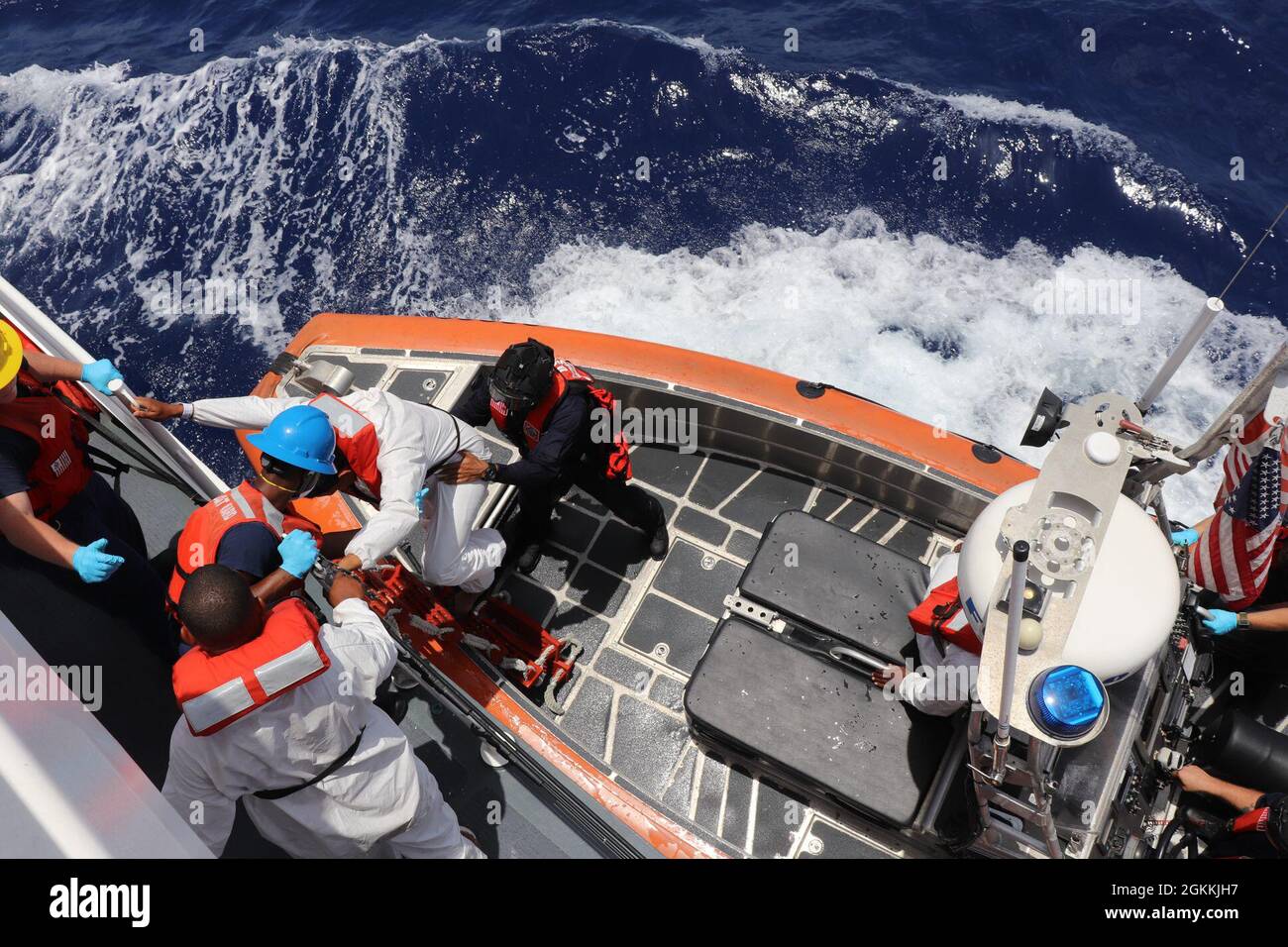 L'équipage de la Garde côtière Cutter Donald Horsley rapatrie 66 migrants dans un bateau de patrouille de la marine de la République dominicaine juste au large de Punta Cana, République dominicaine le 18 mai 2021, suite à l'interdiction de deux voyages illégaux dans les eaux du passage de Mona au large de Porto Rico. Les interdépendances sont le résultat des efforts en cours déployés par les organismes partenaires du Groupe interagences frontalières des Caraïbes (GCEI) dans leur objectif commun de sécuriser les frontières de Porto Rico contre les migrants illégaux et le trafic de drogues. Banque D'Images