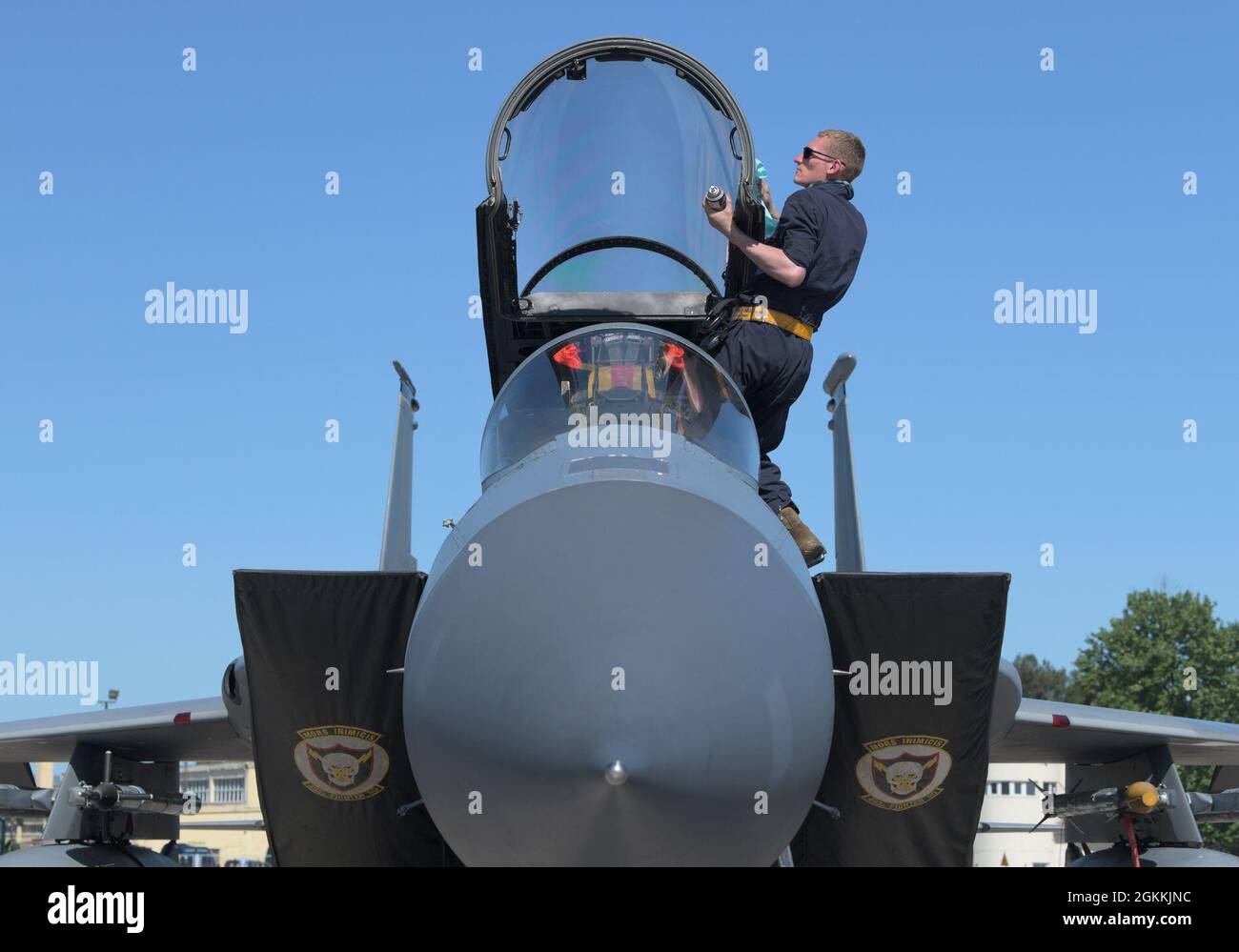 US Air Force Airman 1re classe Samuel Abell, chef d'équipage du 748e Escadron de maintenance d'aéronefs, nettoie la voûte d'un aigle F-15C pendant l'exercice Astral Knight 21 à la base aérienne de Larissa (Grèce), le 18 mai 2021. Au cours d'exercices comme Astral Knight, les forces américaines affûtent leur capacité à déployer des forces capables et crédibles pour opérer à partir de sites stratégiques grâce à de solides partenariats régionaux. Banque D'Images