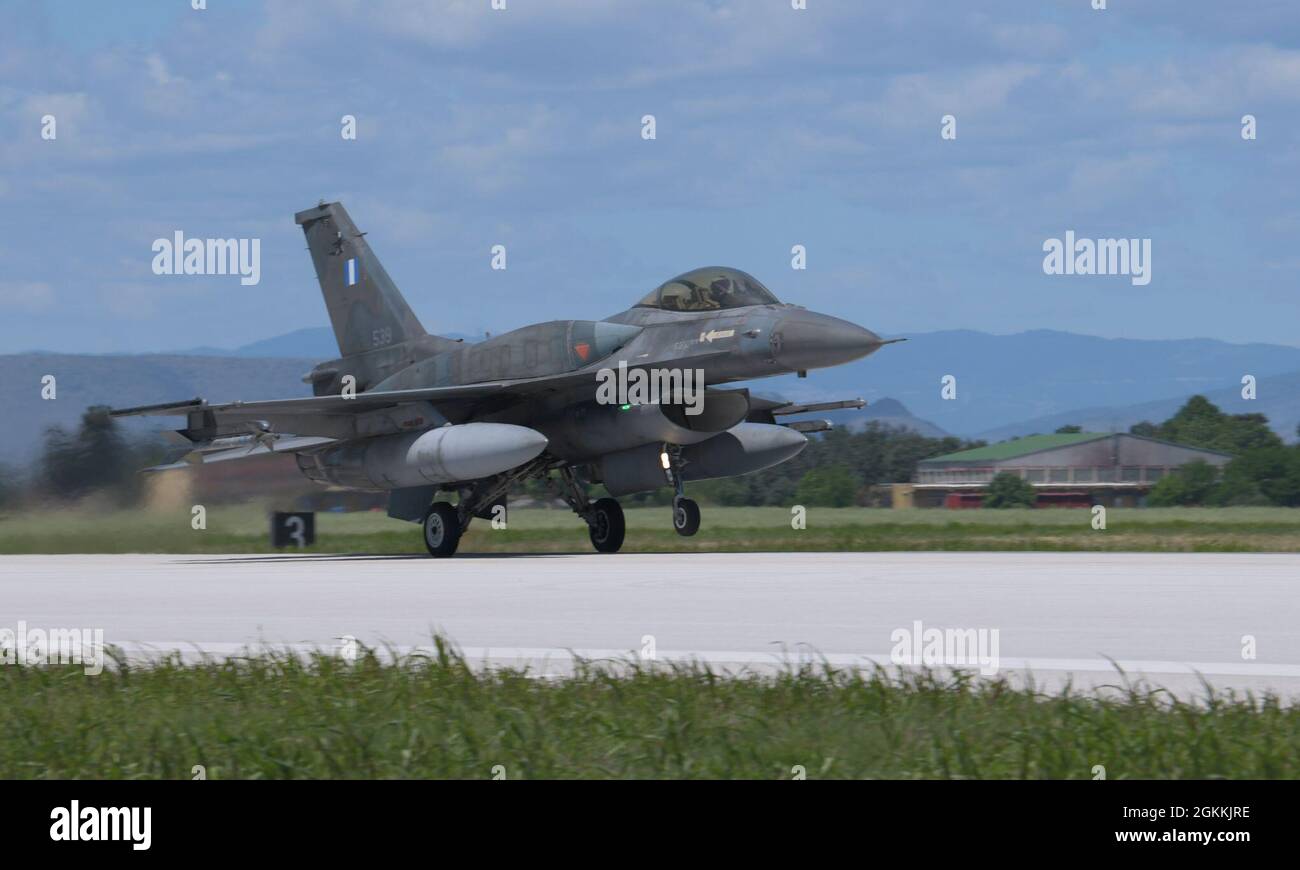 Un faucon de combat F-16 de la Force aérienne hellénique prend son envol pendant l'exercice Astral Knight 21 à la base aérienne de Larissa, en Grèce, le 18 mai 2021. Astral Knight est un exercice multinational conçu pour améliorer l'interopérabilité entre les États-Unis et leurs alliés de l'OTAN. Banque D'Images