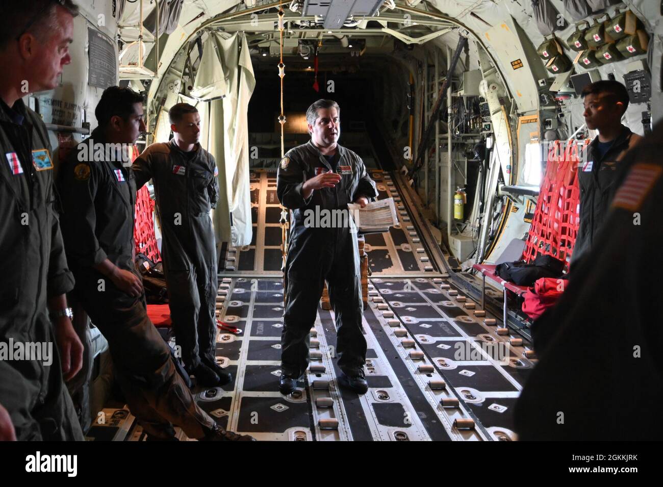 Garde côtière Lt. Cmdr. James Willette informe l'équipage et les passagers de l'avion Hercules HC-130 avant le départ, le 18 mai 2021, à Elizabeth City, en Caroline du Nord. L'équipage de la station aérienne Elizabeth City a participé à un exercice de recherche et de sauvetage en service conjoint avec la Marine, les Marines et la Force aérienne afin de tester les capacités de communication en cas d'intervention en service conjoint. (. Banque D'Images