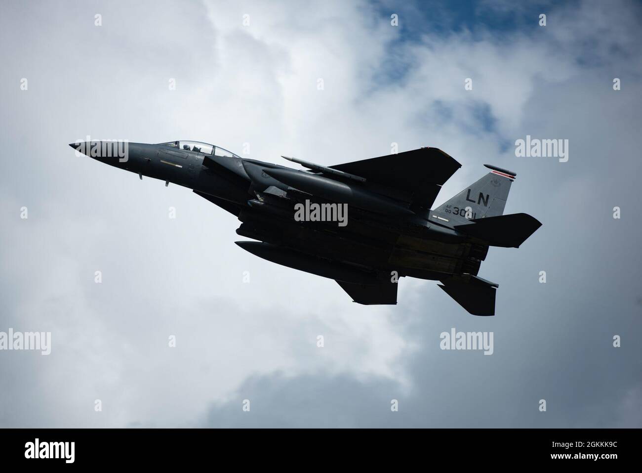 Un F-15E Strike Eagle des États-Unis affecté à la 48e aile Fighter, prend son envol à l'appui de l'exercice AT-Sea Demo/formidable Shield, au Royal Air Force Lakenheath, en Angleterre, le 18 mai 2021. La conduite de cet exercice assure l'interopérabilité des alliés et partenaires de l'OTAN pour répondre aux menaces intégrées de défense aérienne et antimissile. Banque D'Images