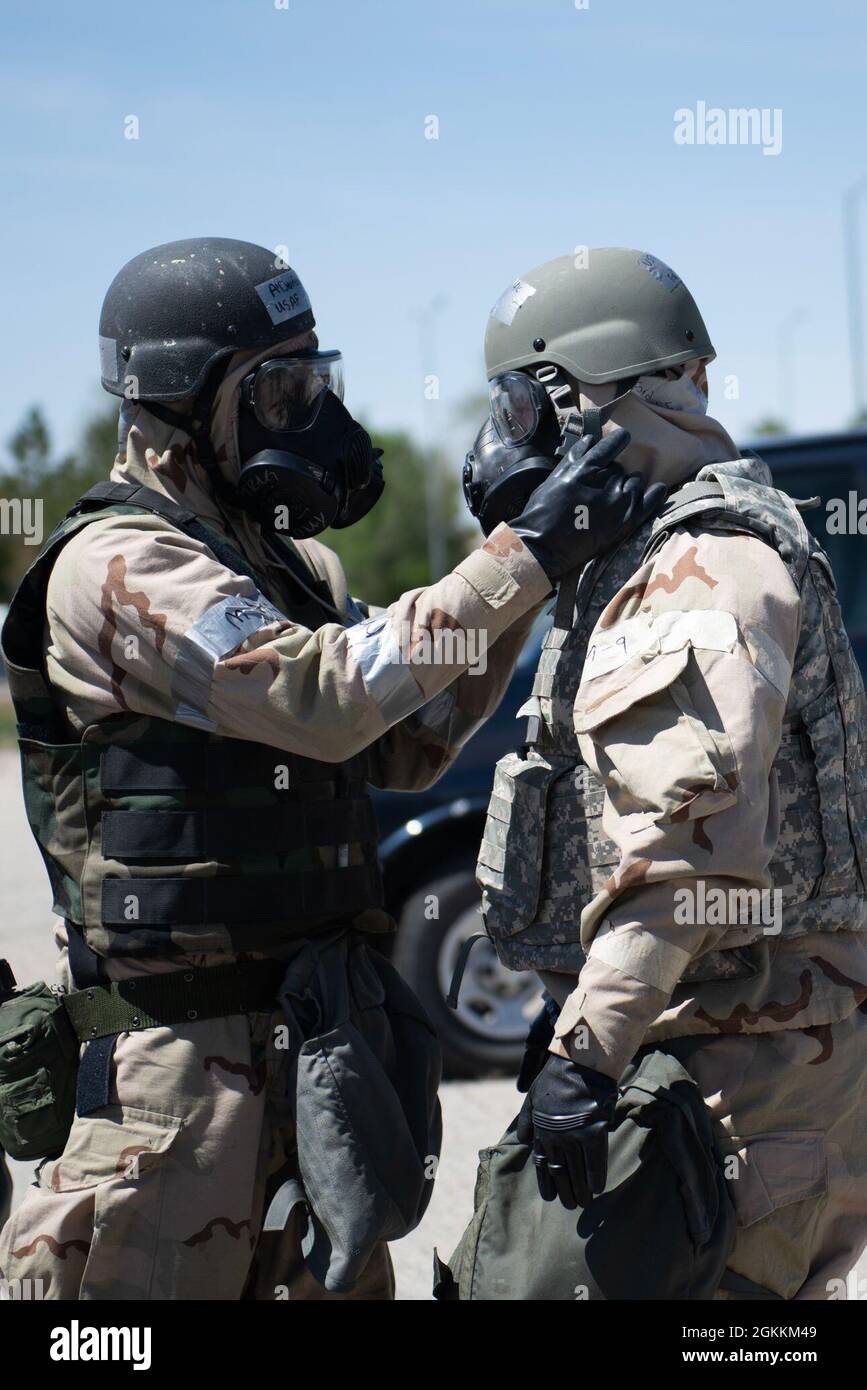 Les aviateurs de la Force aérienne des États-Unis du 366e Escadron de génie civil effectuent des vérifications de copains dans des équipements de protection personnelle axés sur la mission au cours d'un exercice de phase II sur la base aérienne de Mountain Home, Idaho, le 18 mai 2021. En quatre jours, cet exercice a testé leur capacité à survivre et à fonctionner dans un environnement contesté. Banque D'Images