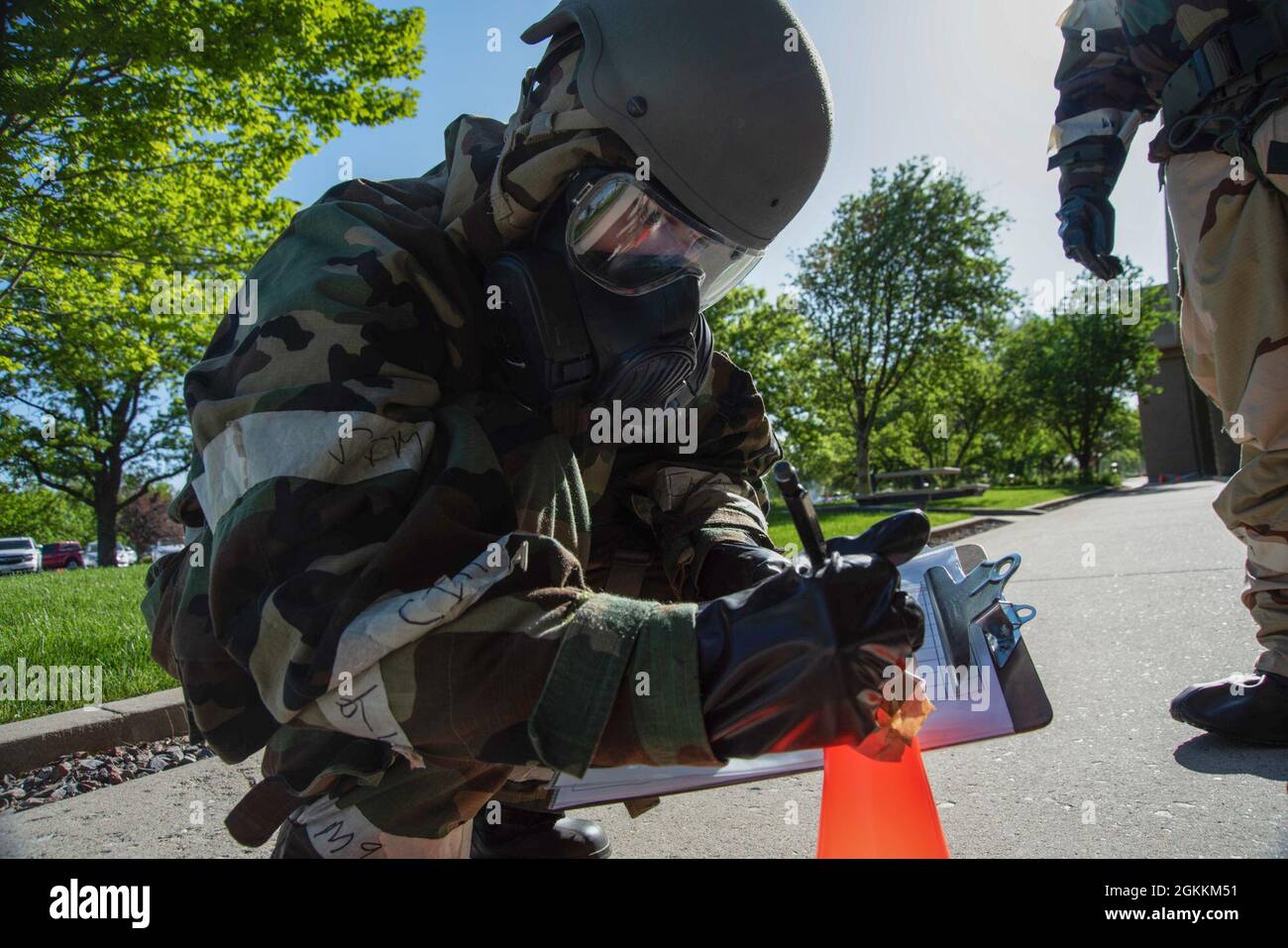 Sergent-chef de la Force aérienne des États-Unis Roylynn Wiedenmeyer, 366e surintendant de l'état-major de la Force aérienne de l'Escadre Fighter, écrit l'heure et la date sur un document M-8 dans le cadre d'un exercice de phase II à la base aérienne de Mountain Home, Idaho, le 18 mai 2021. La date et l'heure indiquent quand la zone a été récemment inspectée pour les substances dangereuses. Banque D'Images