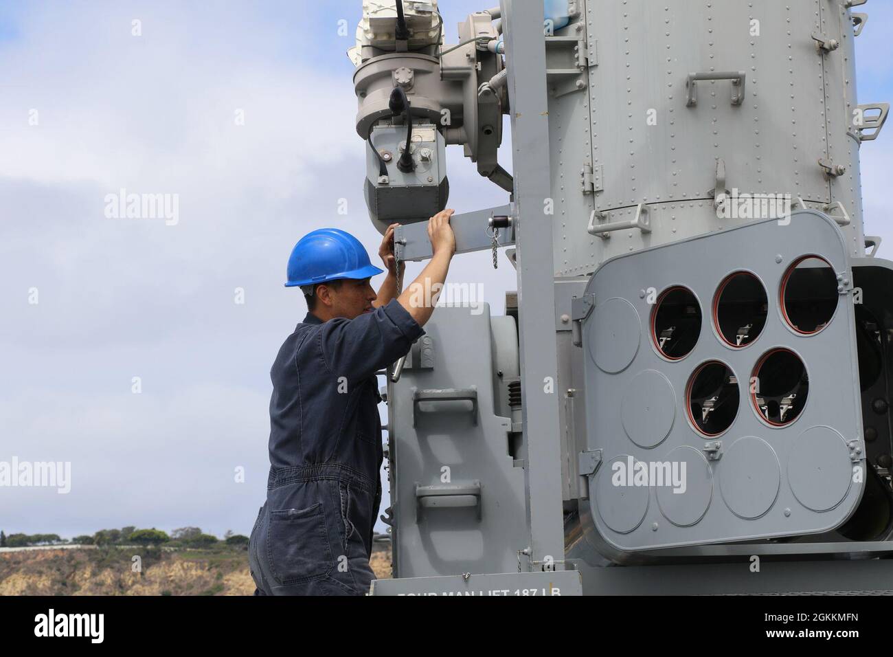 210518-N-UR857-692 STATION AÉRIENNE NAVALE NORTH ISLAND (18 mai 2021) Fire Controlman 1re classe Jordan Gilchrist se prépare à charger un missile Airframe roulant (RAM) dans le système d'armes SeaRAM à bord du navire de combat littoral de classe Independence-variant USS Omaha (LCS 12), mai 17. Omaha fait partie du groupe Essex Amphiobie Ready Group (ARG) qui mène une formation avec la 11e unité expéditionnaire maritime (MEU) au large des côtes du sud de la Californie. Ensemble, le 11e MEU, l'escadron amphibie (PHIBRON) 1 et les navires sont désignés comme ARG. Banque D'Images