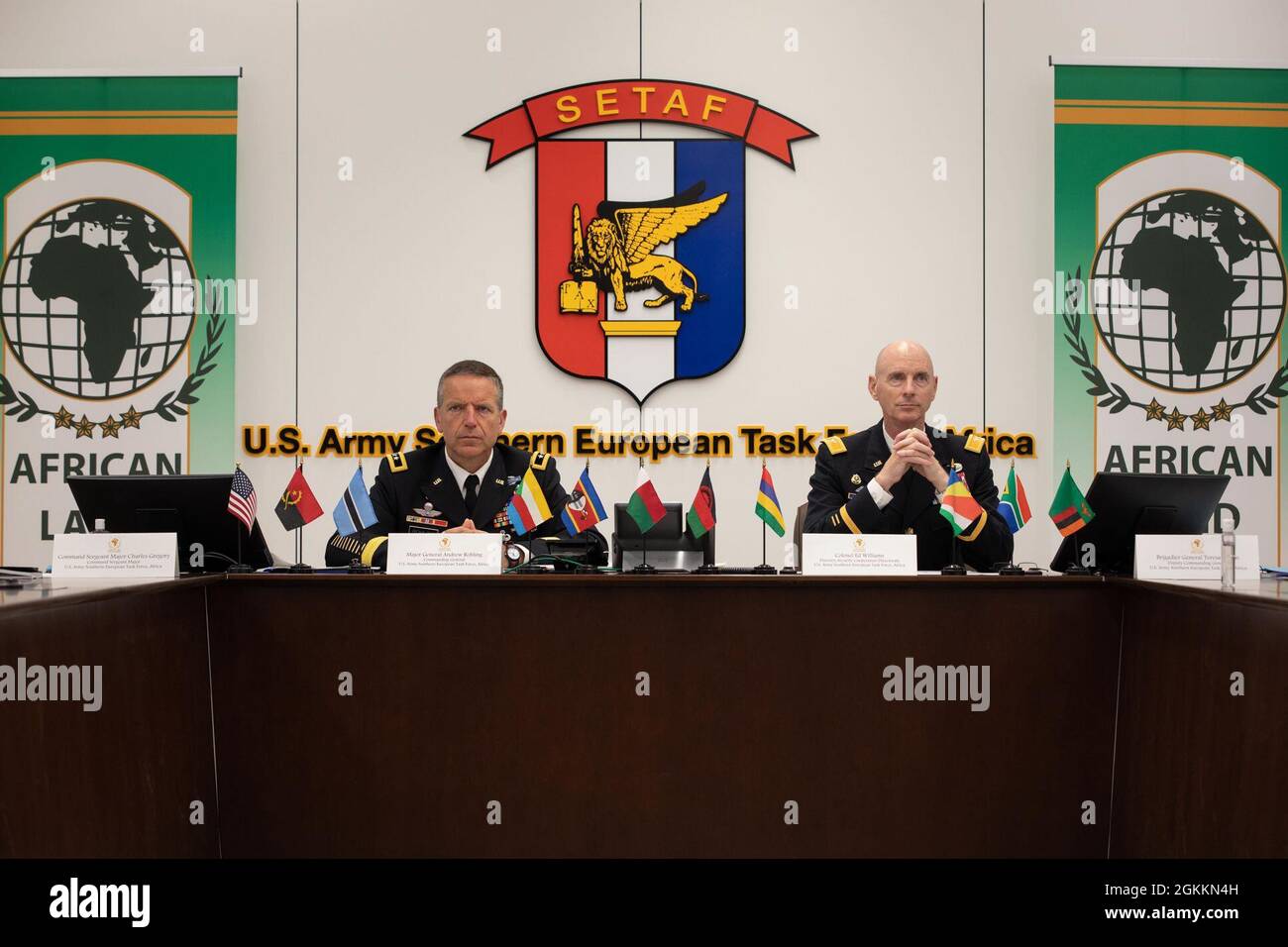 Le général de division Andrew M. Rohling, la US Army Southern European Task Force, le commandant de l’Afrique, à gauche, et le colonel Ed Williams, le directeur de la Direction de la coopération de sécurité de la SETAF-AF, discutent des défis et des opportunités axés sur le thème du Sommet des forces terrestres africaines (ALFS) de cette année : “maintien de la sécurité dans un environnement dégradé” avec les commandants des forces terrestres africaines et les hauts dirigeants enrôgés lors d'une session régionale en petits groupes à l'ALFS de 2021 à Caserma Del DIN à Vicenza, Italie, le 19 mai 2021. Cette année, compte tenu des limitations de voyage et de la sécurité des délégations de pays, l'ALFS a été un vi Banque D'Images