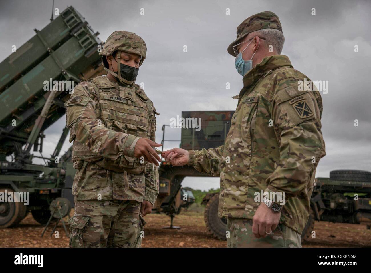 Sergent de l'armée américaine Roman Adams, à gauche, a Baltimore, Maryland, natif, Et un opérateur amélioré de la station de lancement Patriot avec le 5e Bataillon, 7e Artillerie de défense aérienne, reçoit de Brig une pièce pour un leadership exceptionnel dans l'environnement de terrain. Le général Gregory J. Brady, à droite, commandant du 10e Commandement de la défense aérienne et antimissiles de l’Armée de terre, le 19 mai 2021, dans une base aérienne croate de Zadar. DEFENDER-Europe 21 est un exercice à grande échelle dirigé par l'armée américaine, conçu pour renforcer la préparation et l'interopérabilité entre les États-Unis, les alliés de l'OTAN et les militaires partenaires. Cette année, plus de 28,000 multinati Banque D'Images