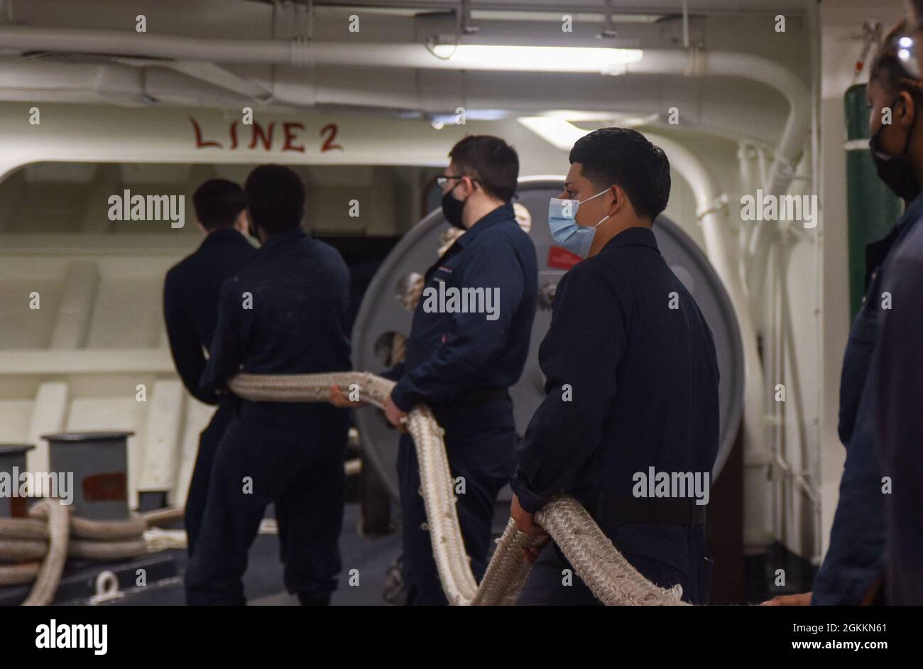 210519-N-DW158-1013 YOKOSUKA (Japon) (le 19 mai 2021) des marins s’alignent sur la piste du seul porte-avions déployé par l’avant de la Marine américaine, USS Ronald Reagan (CVN 76), alors que le navire quitte le commandant des activités de la flotte Yokosuka (Japon). Ronald Reagan, le navire amiral du Carrier Strike Group 5, fournit une force prête au combat qui protège et défend les États-Unis, ainsi que les intérêts maritimes collectifs de ses alliés et partenaires dans la région Indo-Pacifique. Banque D'Images