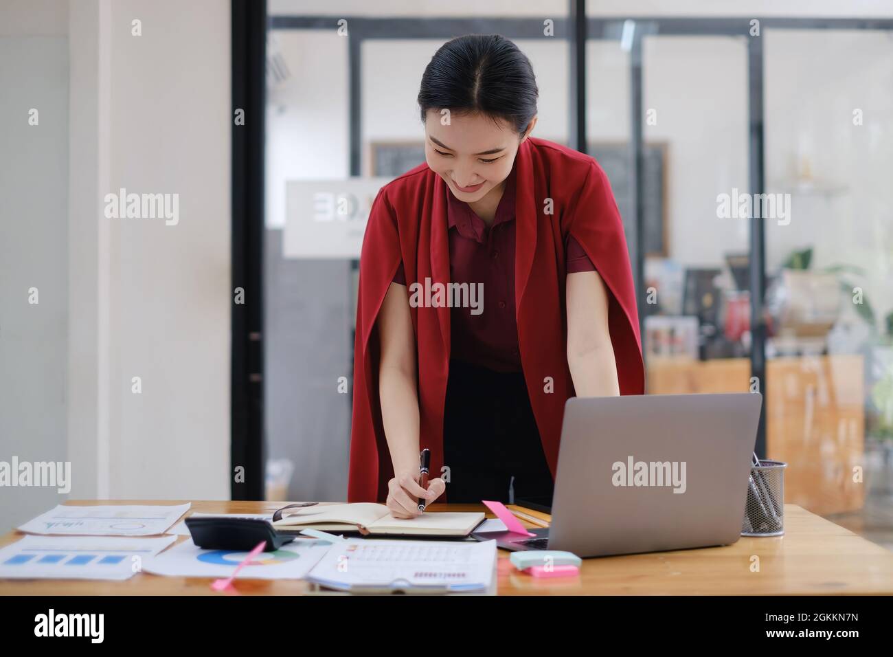 Femme d'affaires faire comptabilité financière bourse analyse des graphiques sur la paperasserie dans le bureau. Banque D'Images
