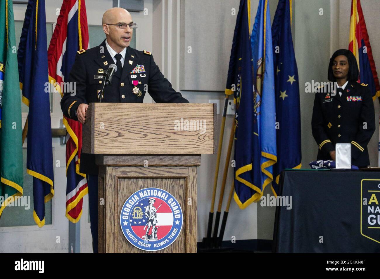 Le colonel de l'armée américaine à la retraite, John Lowe, agent adjoint des finances et de la propriété des États-Unis de la Garde nationale de Géorgie, fait des remarques lors de sa cérémonie de retraite le 19 mai 2021, au Clay National Guard Centre de Marietta, en Géorgie. Lowe est transféré à la Garde nationale de l'Armée de Géorgie en 2000 après avoir servi dans la Garde nationale du Maryland et avoir exercé des fonctions actives. Banque D'Images