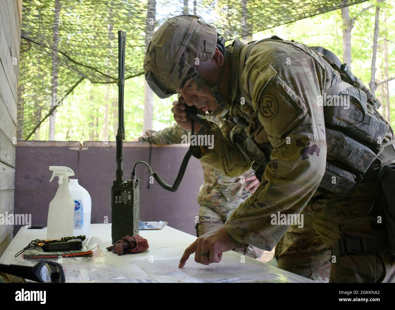 FORT DRUM, New York – Sgt. De l'armée américaine Troy Perez, un fantassin du 1er Bataillon de la Garde nationale de New York, 69e Régiment d’infanterie, radio une évacuation médicale lors de l’évaluation de l’insigne d’infanterie de la 10e Division des montagnes à fort Drum, N.Y., le 19 mai 2021. Les tests de la BEI sont une évaluation de cinq jours axée sur la navigation terrestre, les qualifications d'armes, une marche de 12 miles et de multiples tâches individuelles conçues pour tester la compétence en infanterie. Banque D'Images