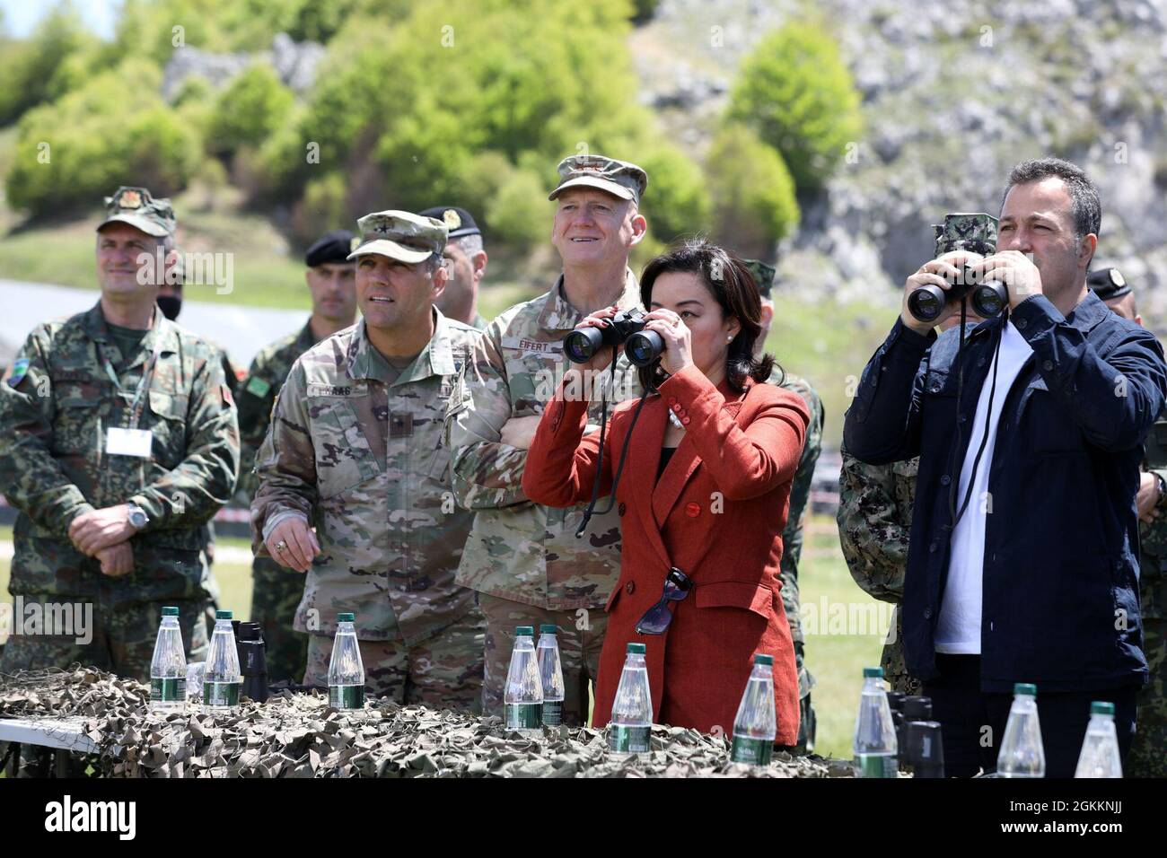L'ambassadrice des États-Unis en Albanie Yuri Kim est un soldat de l'armée américaine de la 53e équipe de combat de la Brigade d'infanterie, la Garde nationale de Floride, qui aide à gérer les tours à une aire de tir le 19 mai 2021, à l'aire d'entraînement de Biza, en Albanie. Kim a visité des troupes albanaises et américaines sur le terrain alors qu'elles s'étaient formées ensemble lors des exercices DEFENDER-Europe 21 en cours. DEFENDER-Europe 21 est un exercice à grande échelle dirigé par l'armée américaine, conçu pour renforcer la préparation et l'interopérabilité entre les États-Unis, les alliés de l'OTAN et les militaires partenaires. Cette année, plus de 28,000 forces multinationales de 26 nations vont se condu Banque D'Images